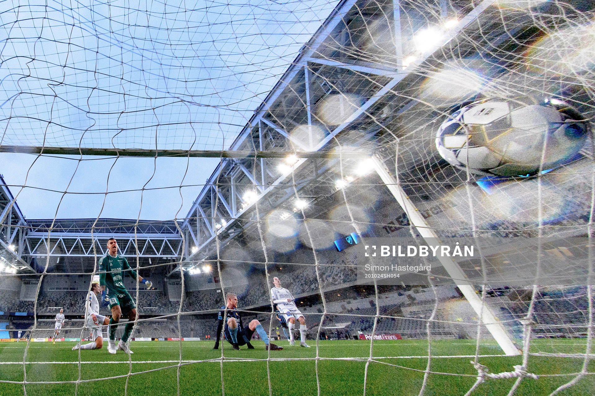 Djurgårdens Kalle Holmberg gör 1-0 bakom Sirius målvakt