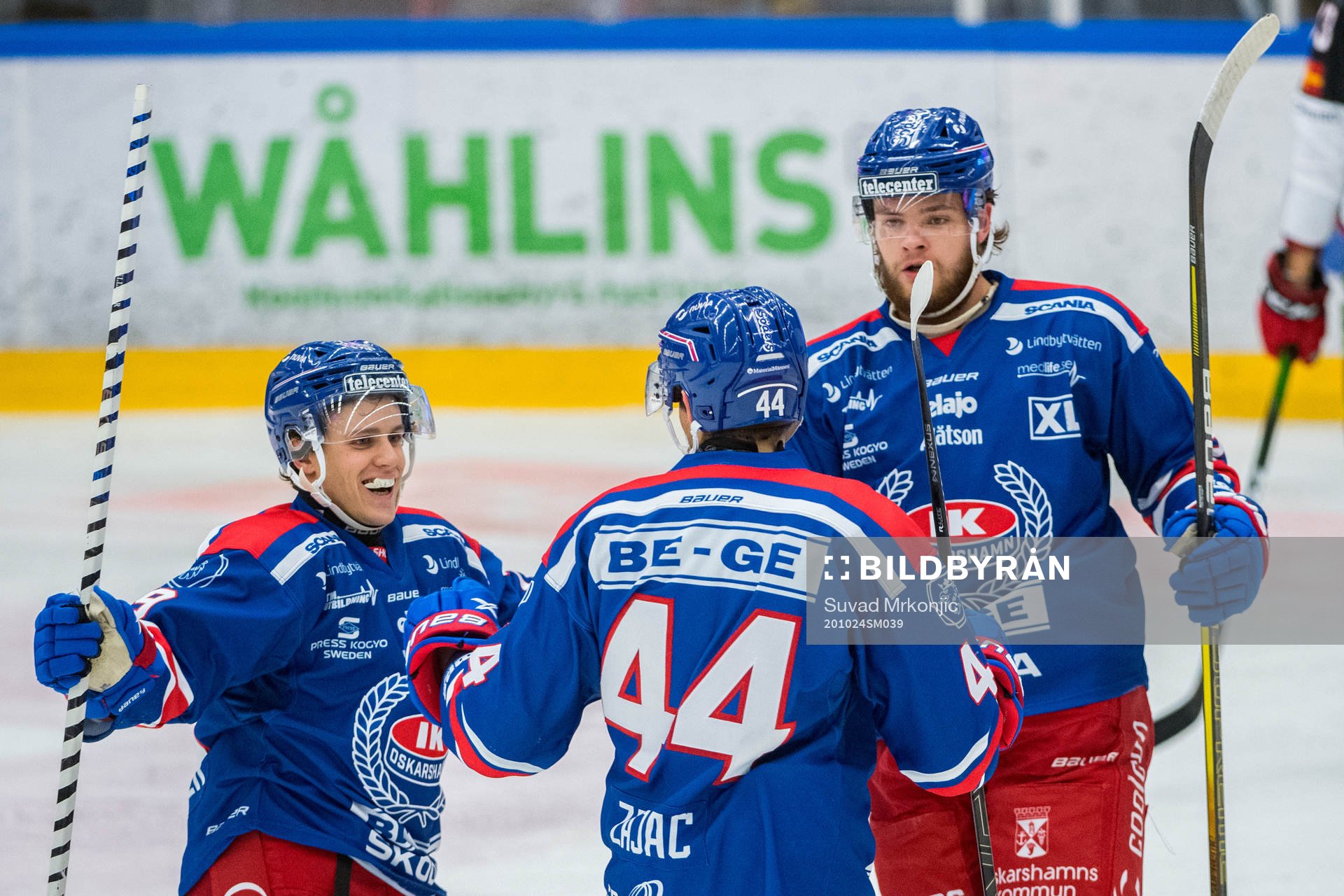 Oskarshamns Nolan Zajac jublar med lagkamrater