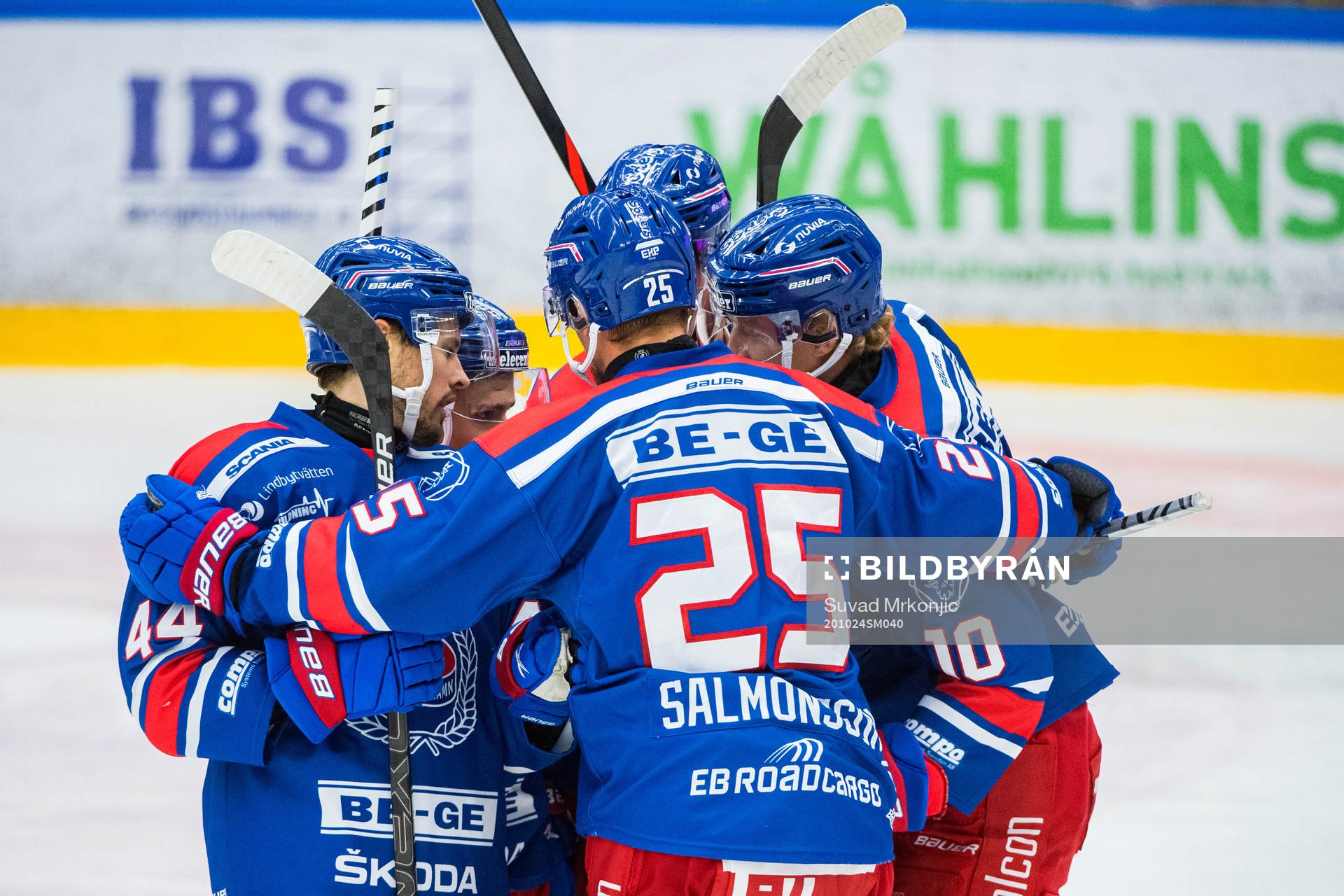 Oskarshamns Nolan Zajac jublar med lagkamrater