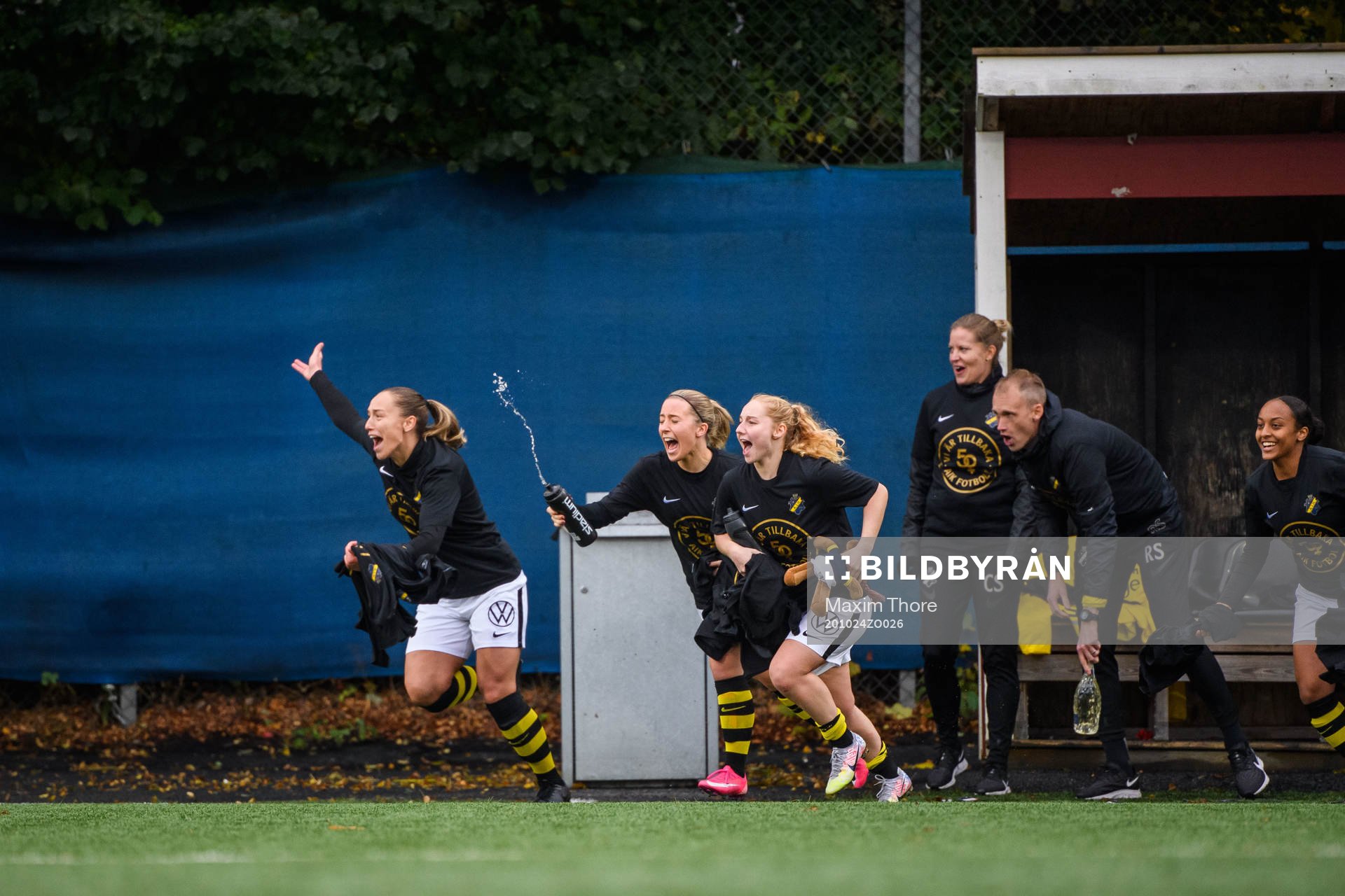 s bänk jublar över avancemanget till Damallsvenskan