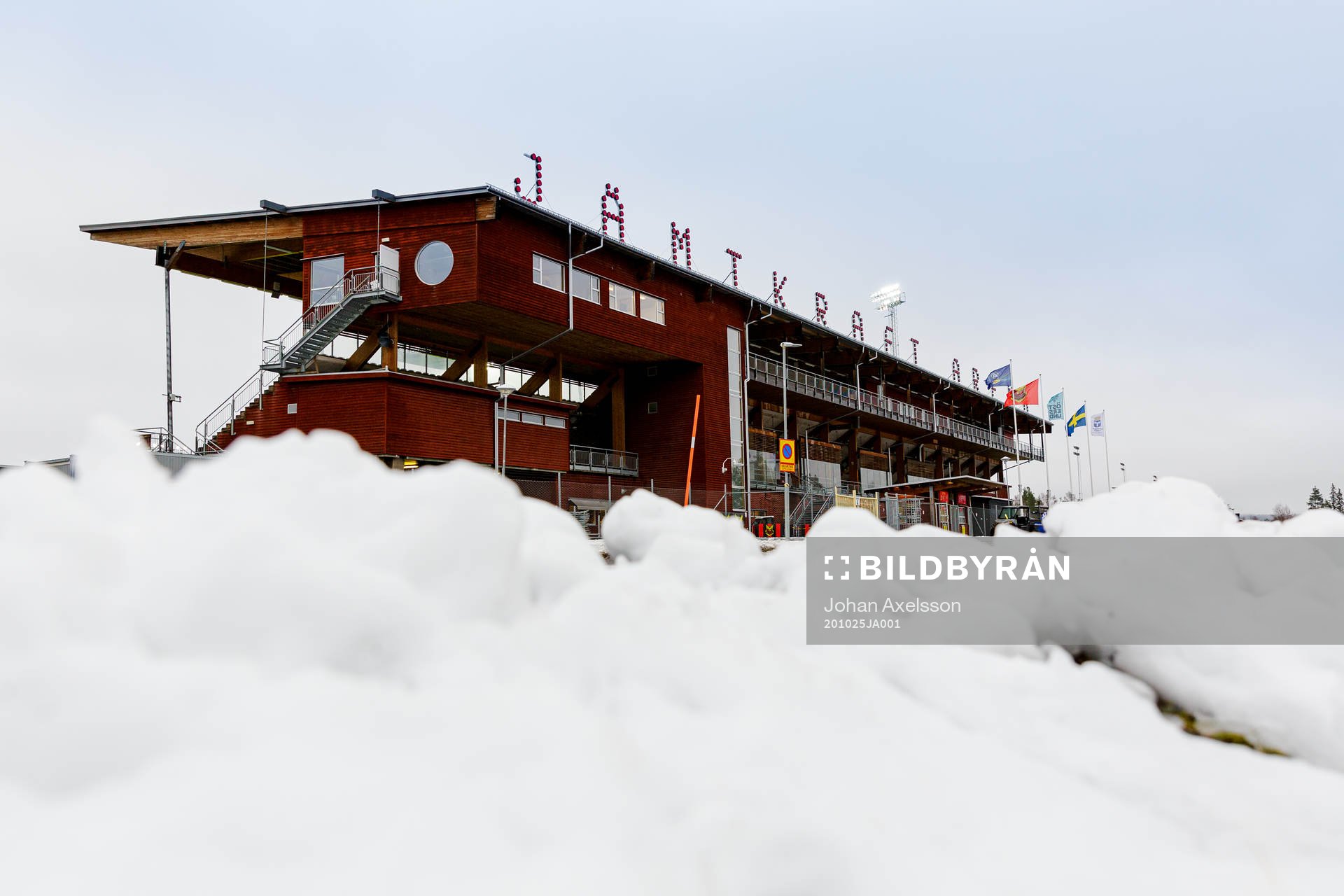 Snö utanför Jämkraft Arena inför fotbollsmatchen i Allsvenskan mellan Östersund och Hammarby den 25 oktober 2020 i Östersund.