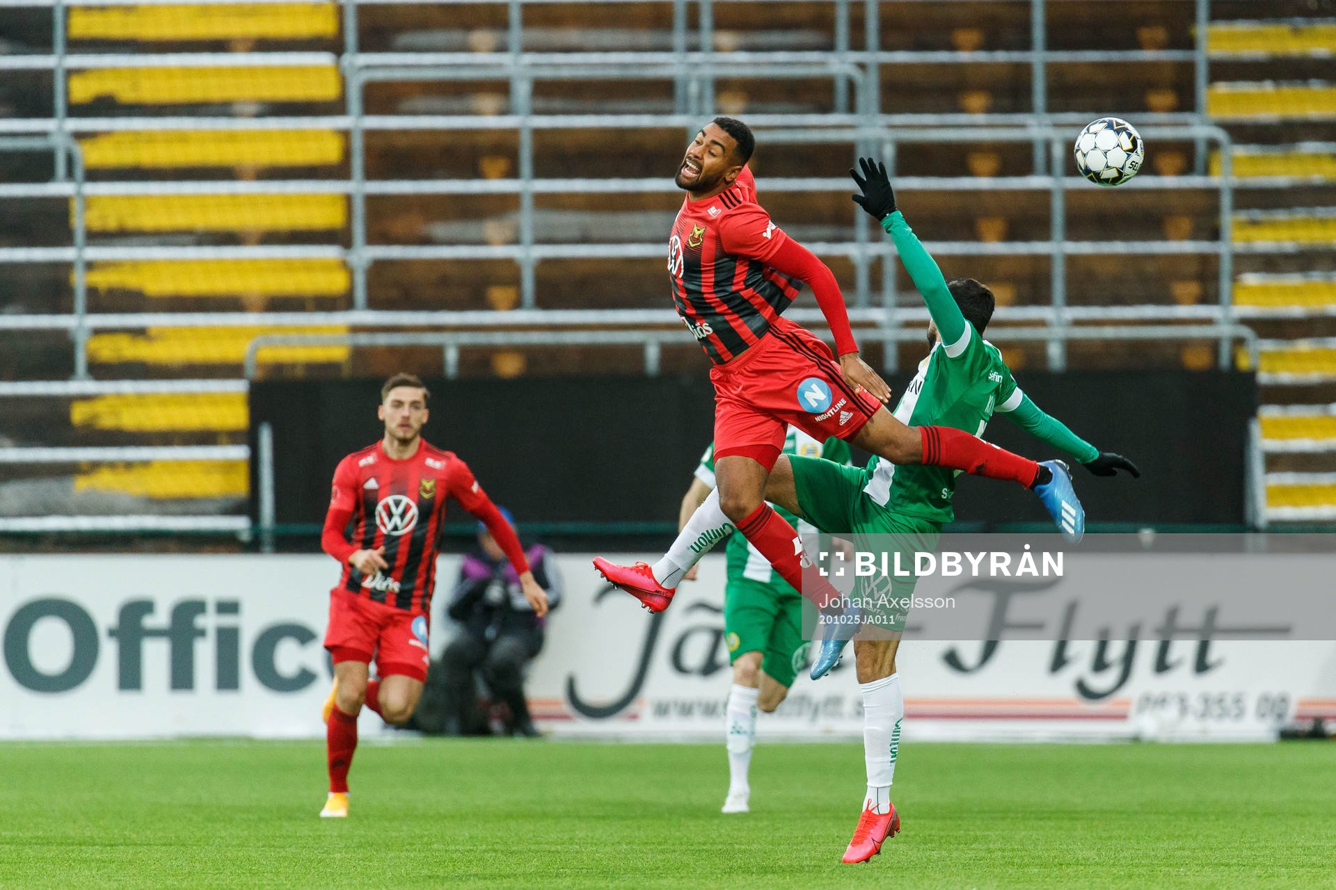 Östersunds Noah Sonko Sundberg och Hammarbys Abdul Khalili