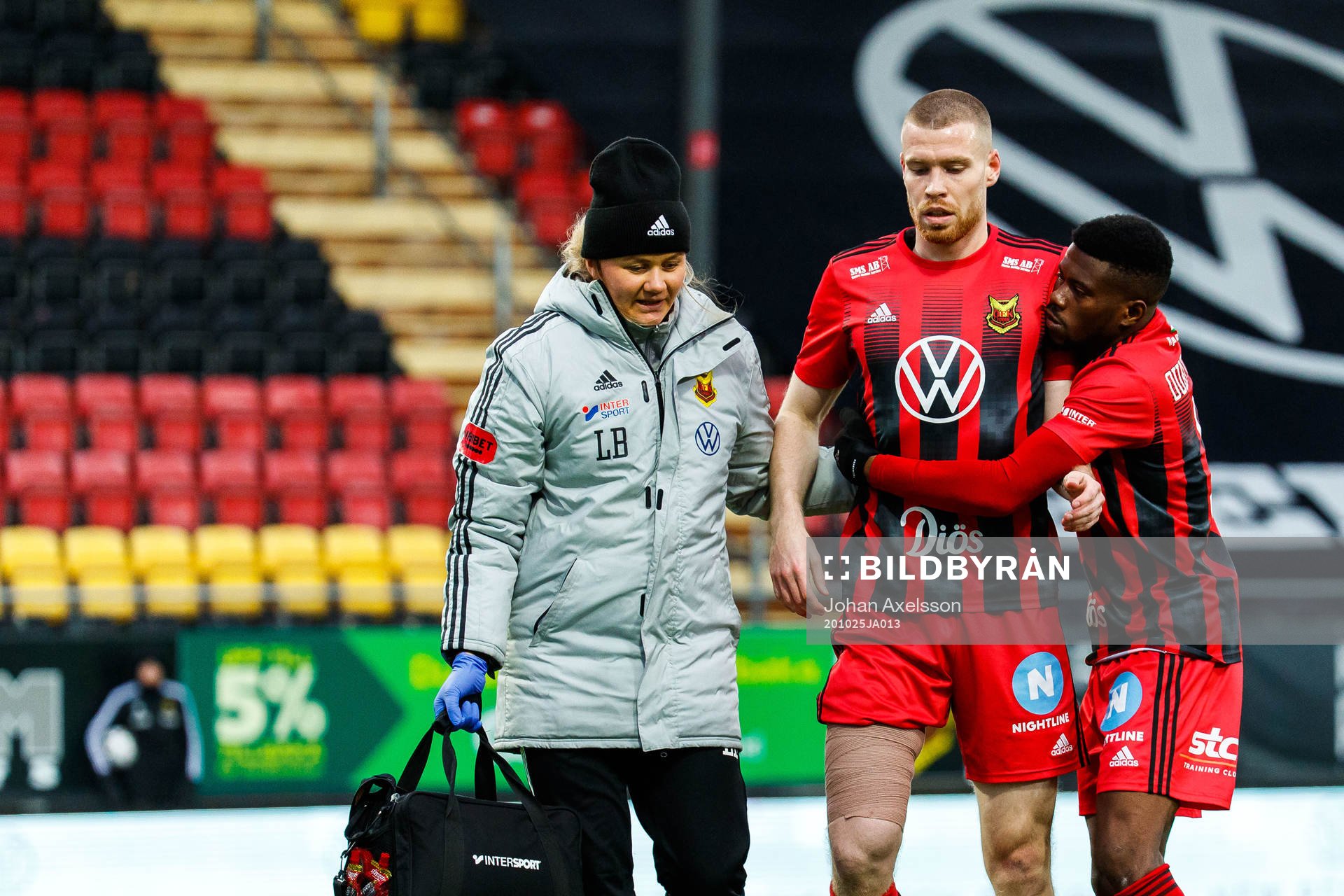 Östersunds Thomas Isherwood får hjälp av Kalpi Wilfried