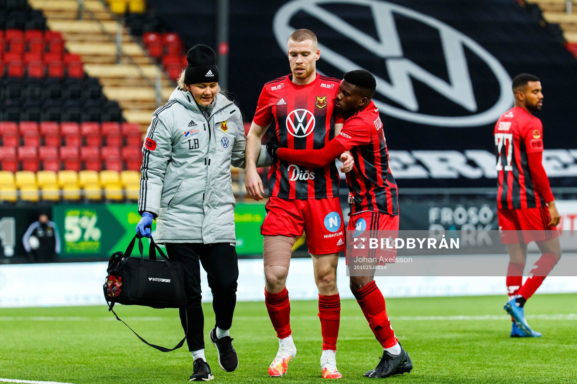 Östersunds Thomas Isherwood får hjälp av Kalpi Wilfried