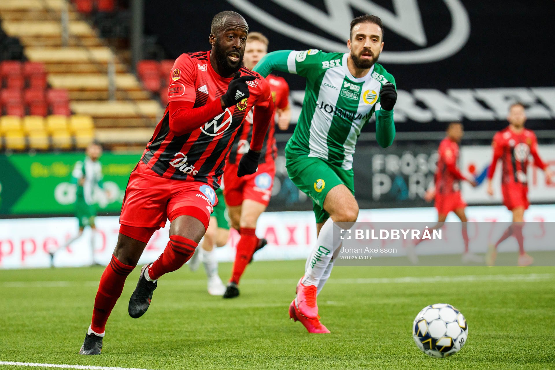 Östersunds Ronald Mukiibi och Hammarbys Abdul Khalili