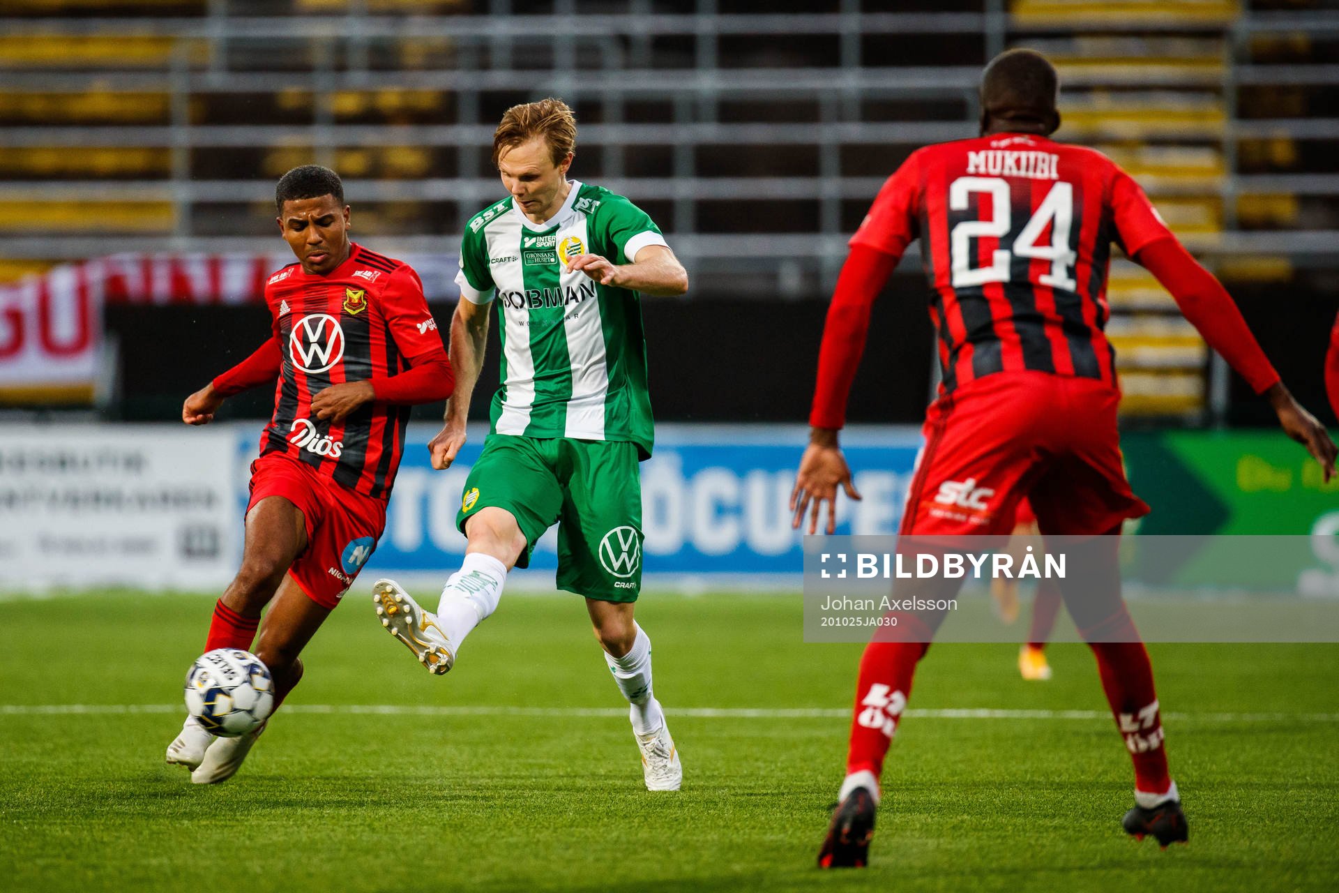 Östersunds Isak Ssewankambo mot Hammarbys Tim Söderström