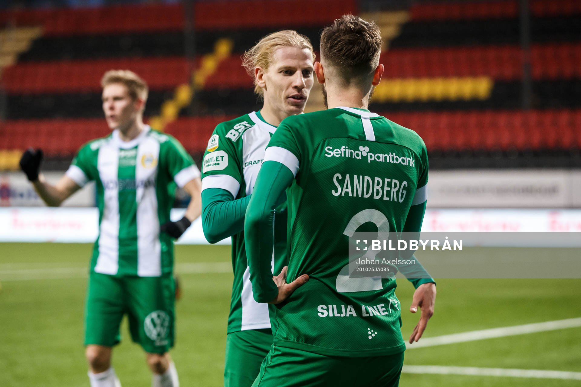 Hammarbys Gustav Ludwigson och Simon Sandberg jublar efter 0-2 under fotbollsmatchen i Allsvenskan mellan Östersund och Hammarby den 25 oktober 2020 i Östersund.
