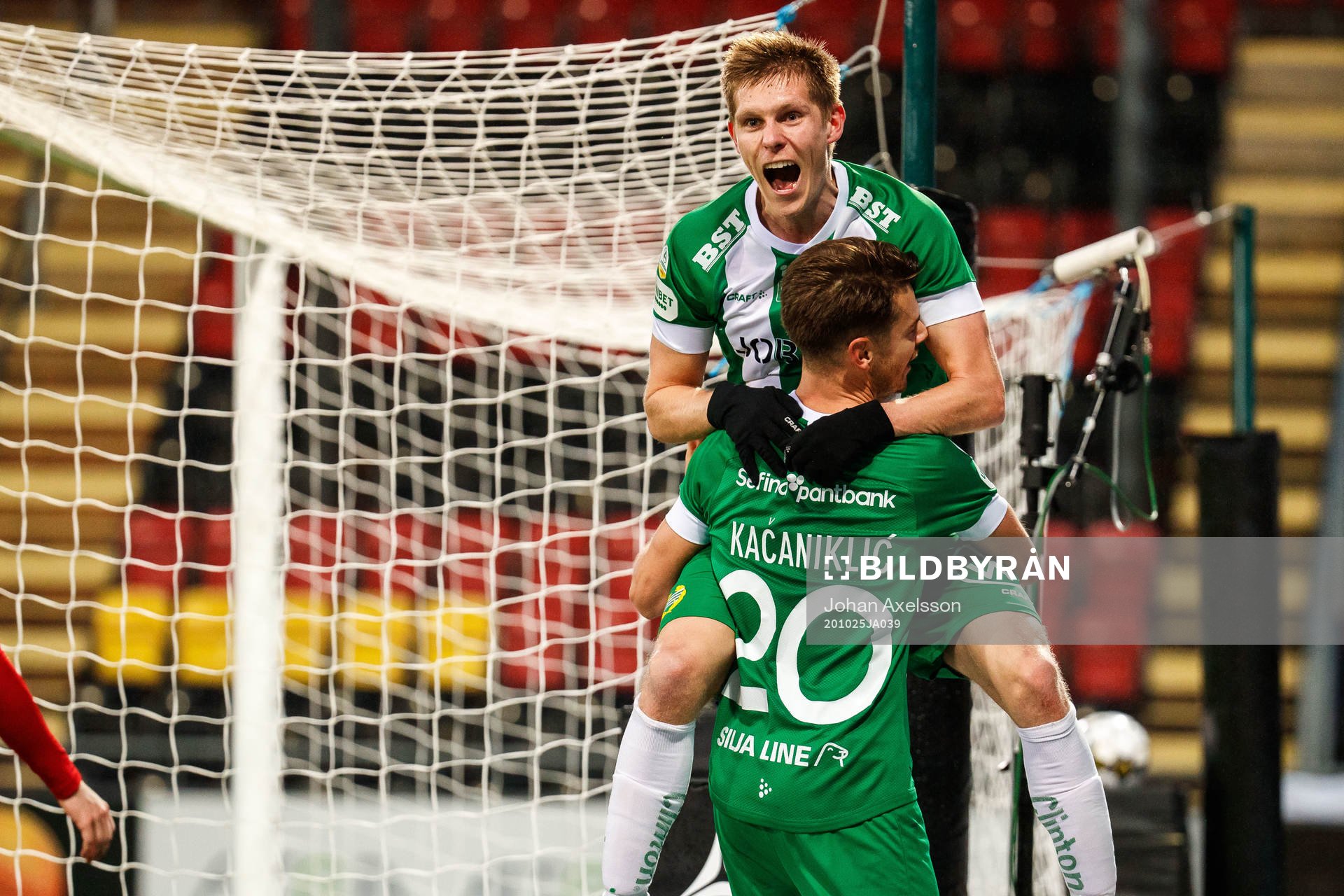 Hammarbys Aron Johansson jublar med Alexander Kacaniklic