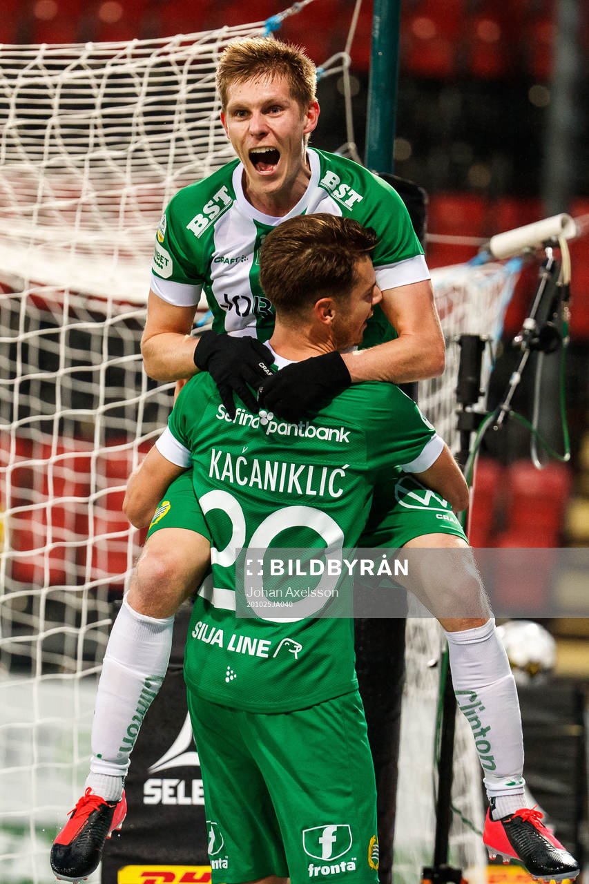 Hammarbys Aron Johansson jublar med Alexander Kacaniklic efter 0-3 under fotbollsmatchen i Allsvenskan mellan Östersund och Hammarby den 25 oktober 2020 i Östersund.