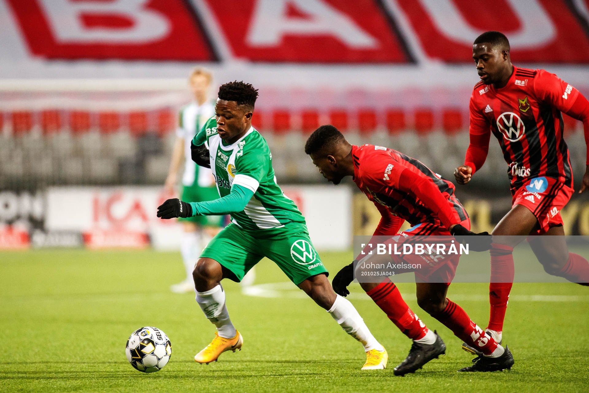 Hammarbys Akinkunmi Amoo mot Östersunds Kalpi Wilfried