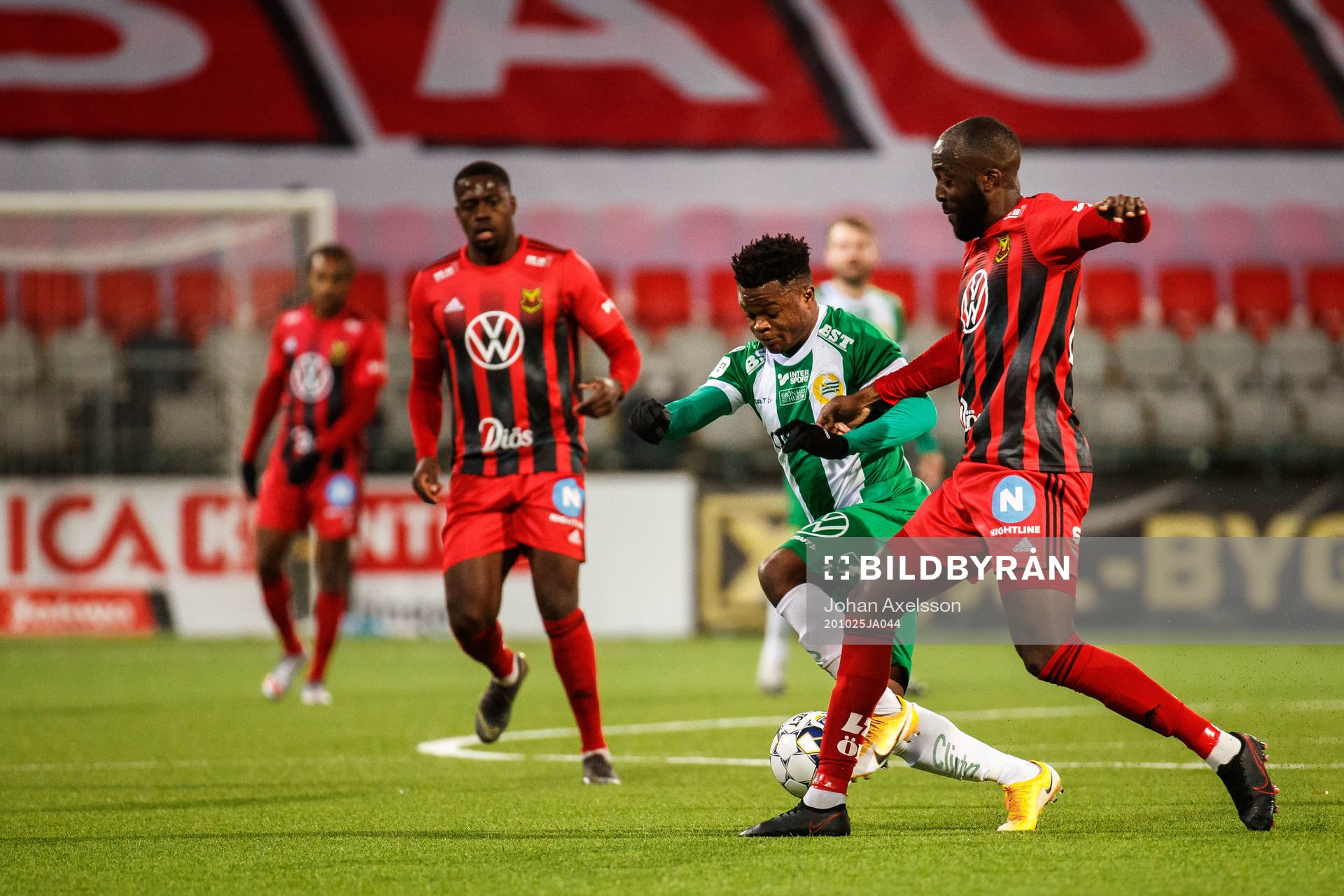Hammarbys Akinkunmi Amoo och Östersunds Ronald Mukiibi