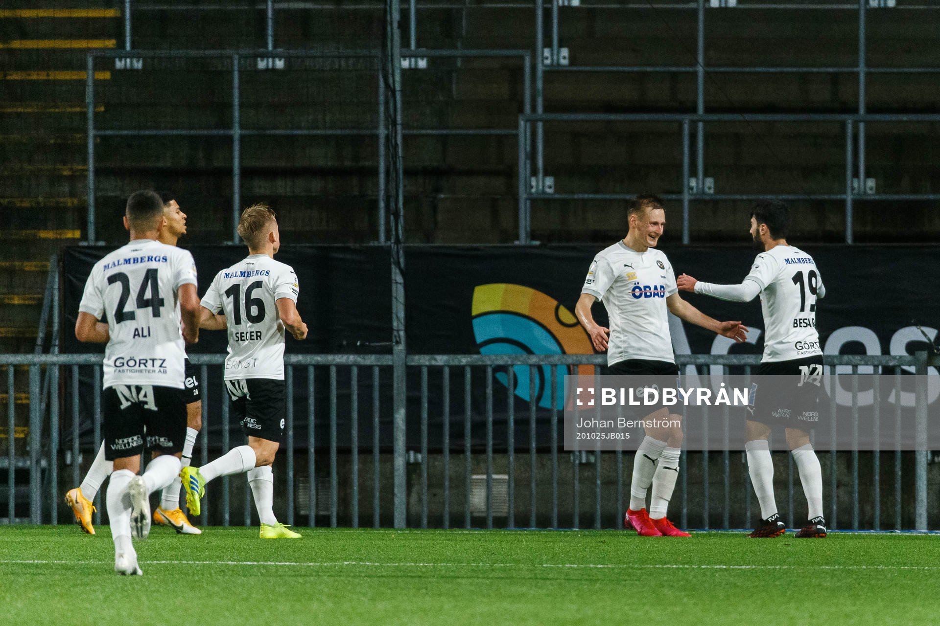 Örebros Rasmus Karjalainen jublar med Nahir Besara