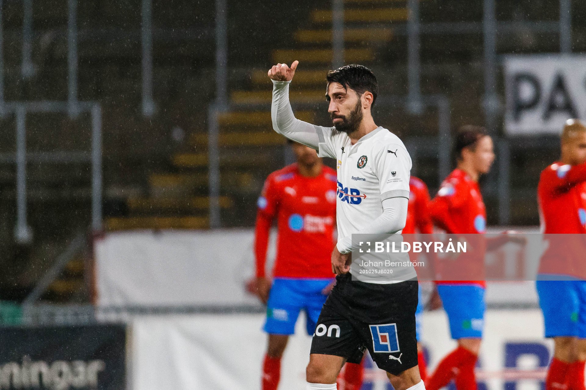 Örebros Nahir Besara jublar efter 2-0 under fotbollsmatchen i Allsvenskan mellan Örebro och Helsingborg den 25 oktober 2020 i Örebro.