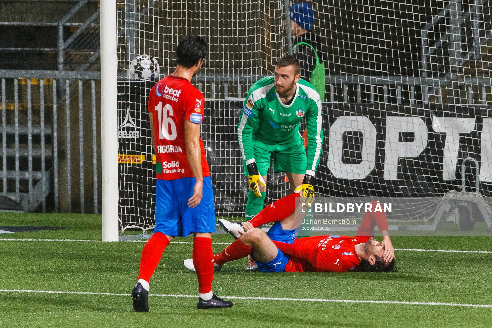 Helsingborgs målvakt Alexander Nilsson kollar till Mikkel