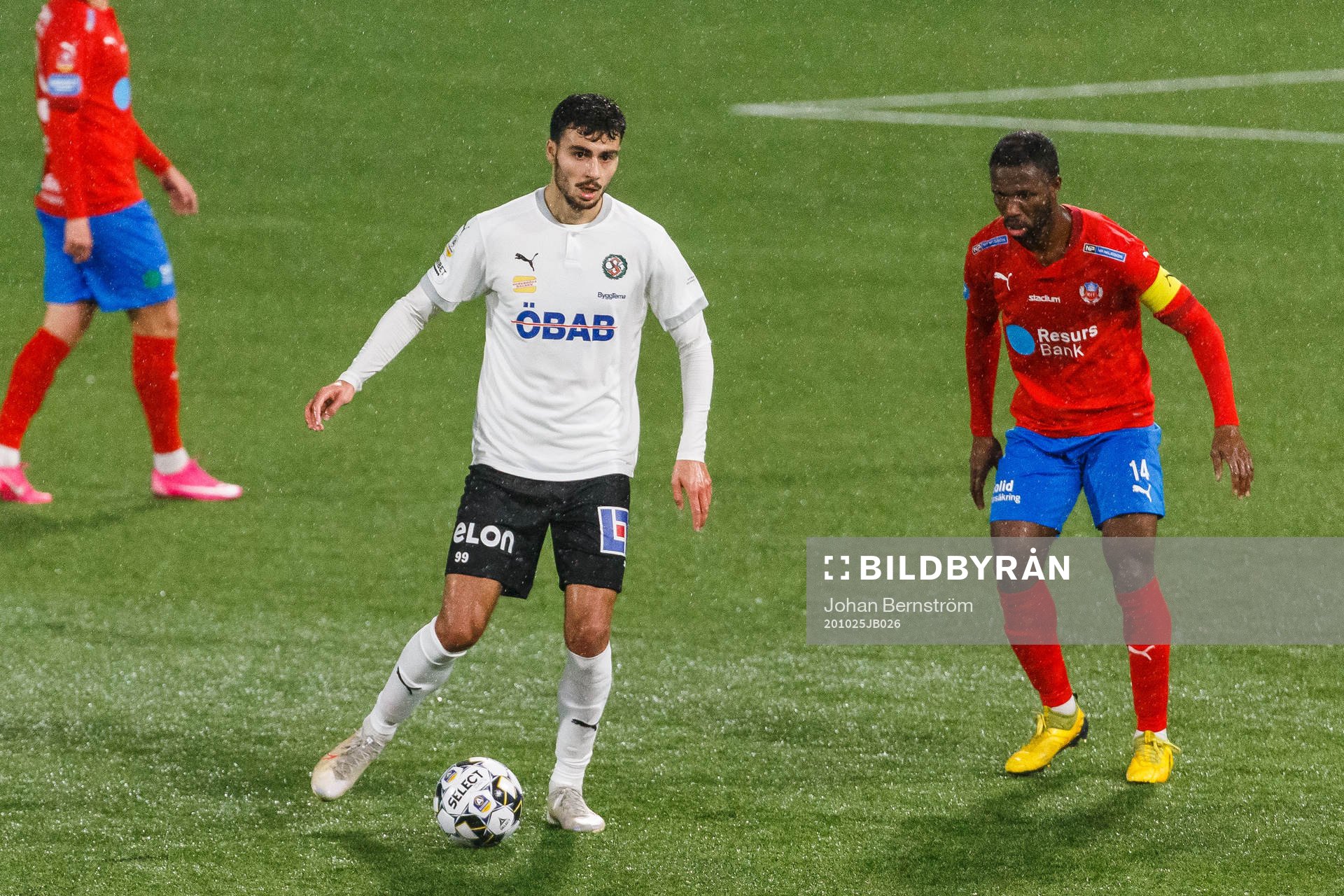 Örebros Deniz Hümmet och Helsingborgs Mohammed Abubakari