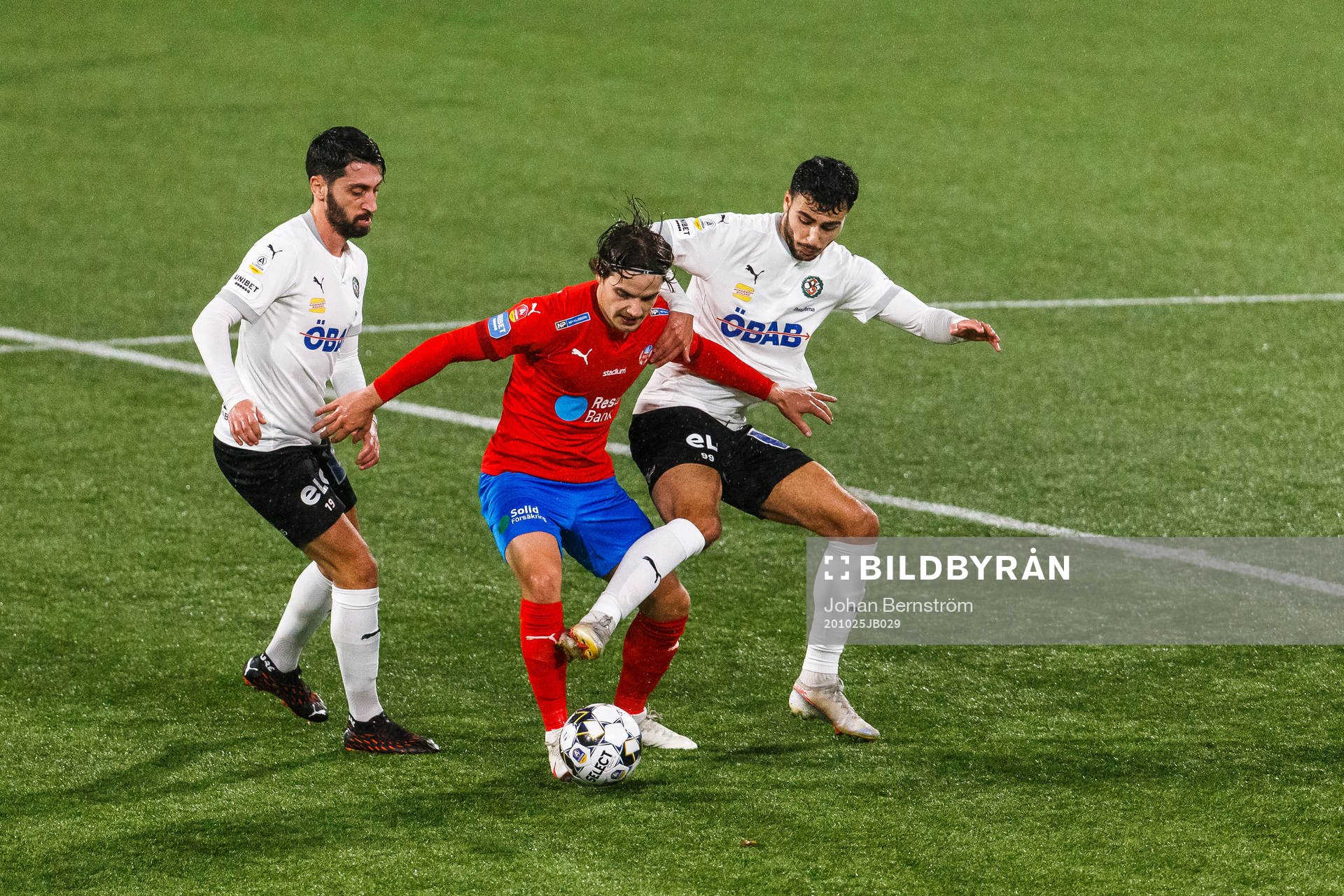 Örebros Nahir Besara och Deniz Hümmet mot Örebros Fabio