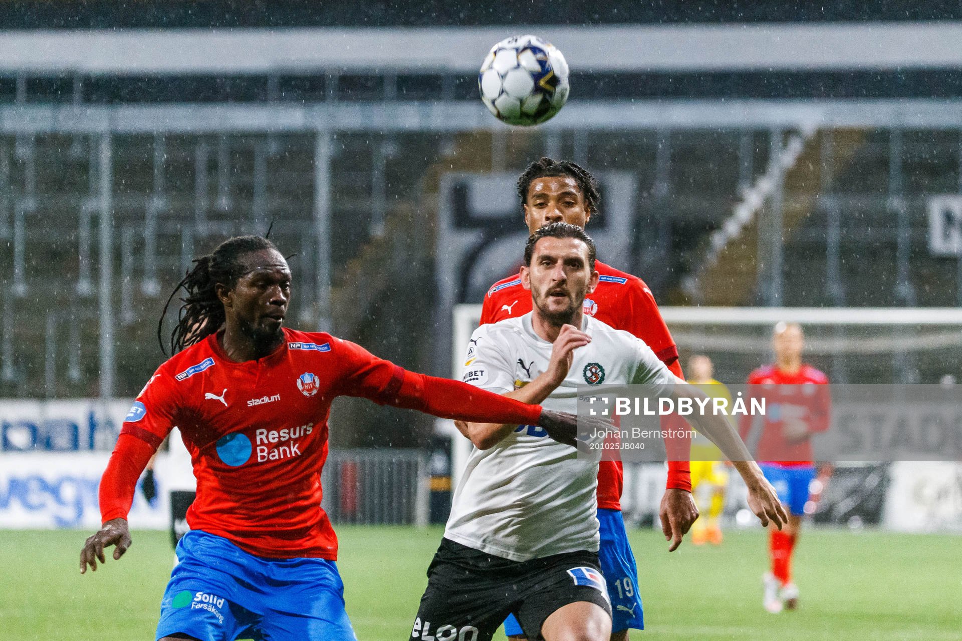 Helsingborgs Kebba Ceesay och Örebros Agon Mehmeti under fotbollsmatchen i Allsvenskan mellan Örebro och Helsingborg den 25 oktober 2020 i Örebro.