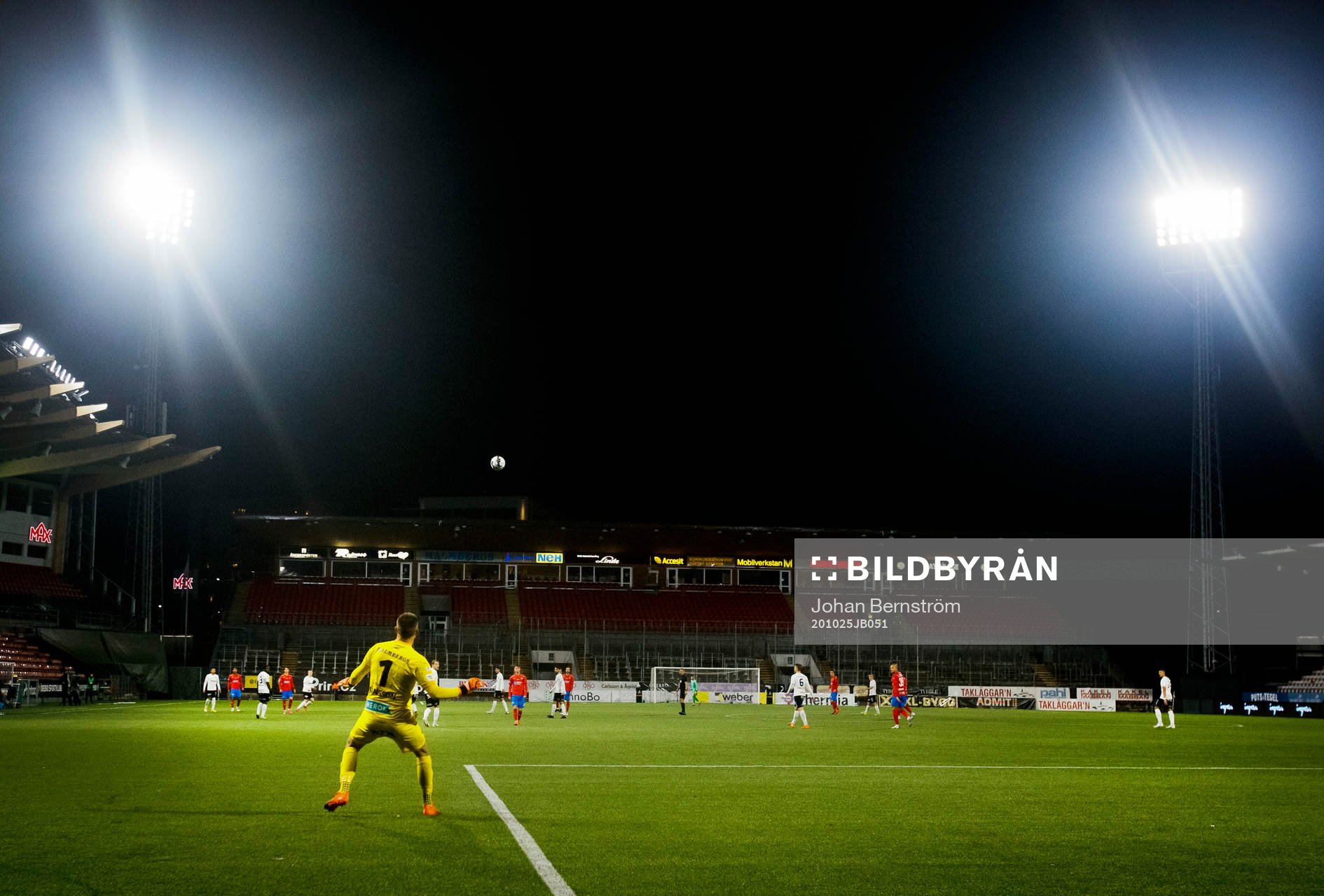 Örebros målvakt Oscar Jansson skjuter ut bollen