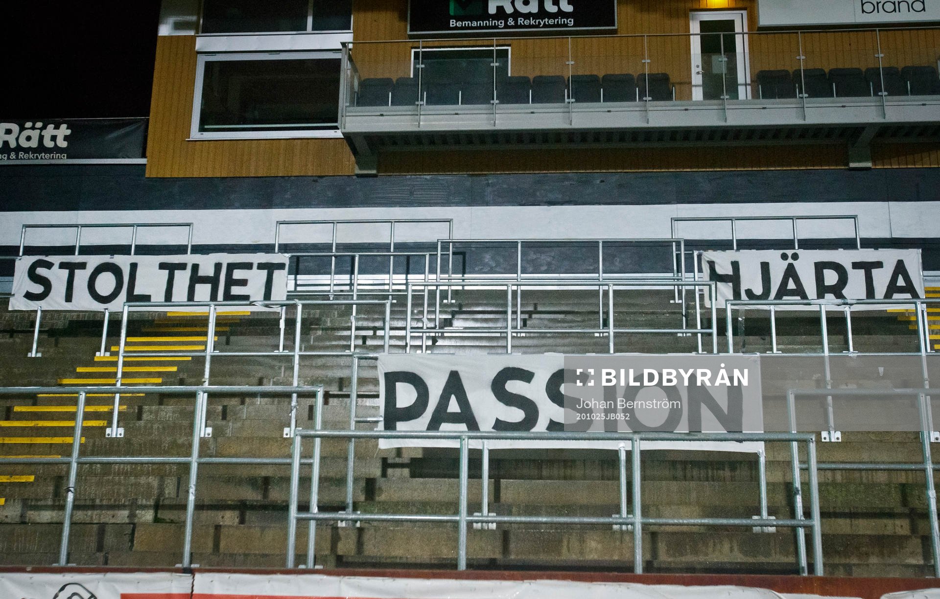 Tifo på läktaren med texten stolhet, hjärta och passion