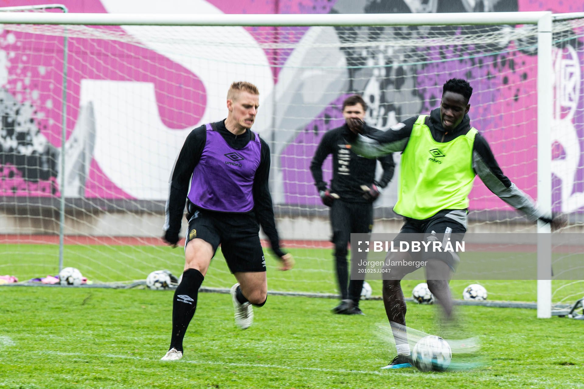 Per Frick och Joseph Okumu under en träning med Elfsborg den 25 oktober 2020 i Borås.