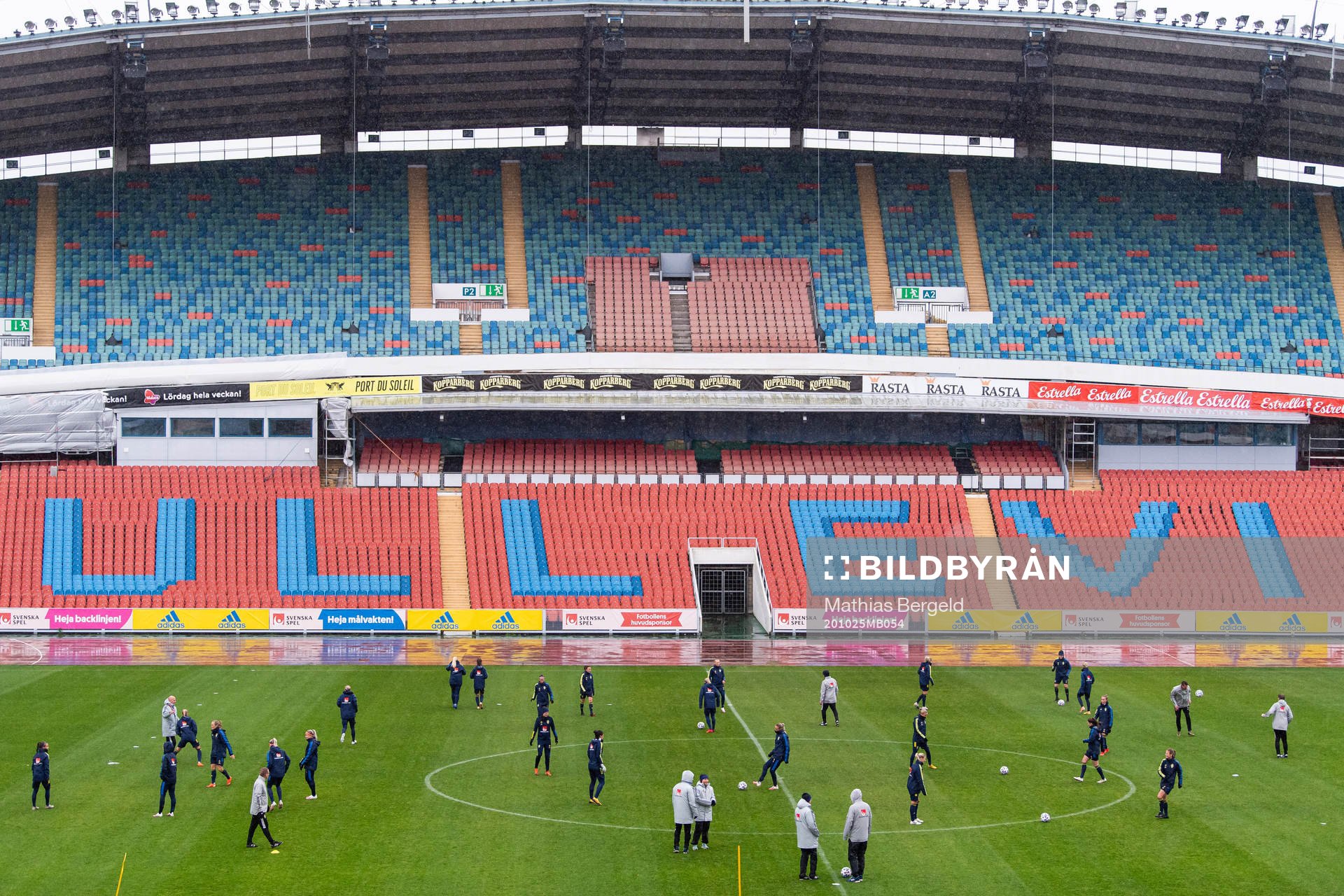 Players warm up