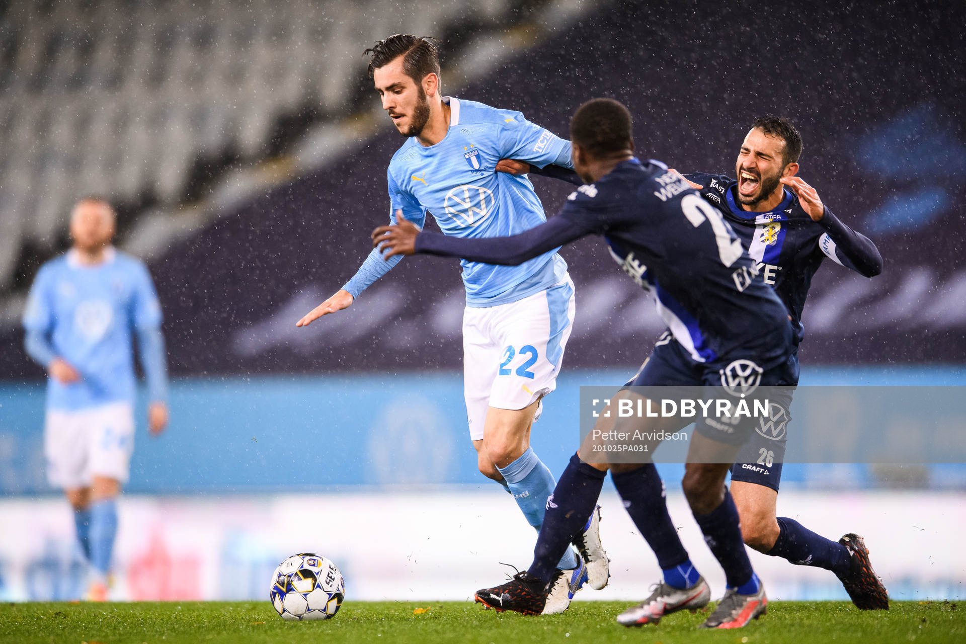 Malmö FFs Adi Nalic mot IFK Göteborg André Calisir