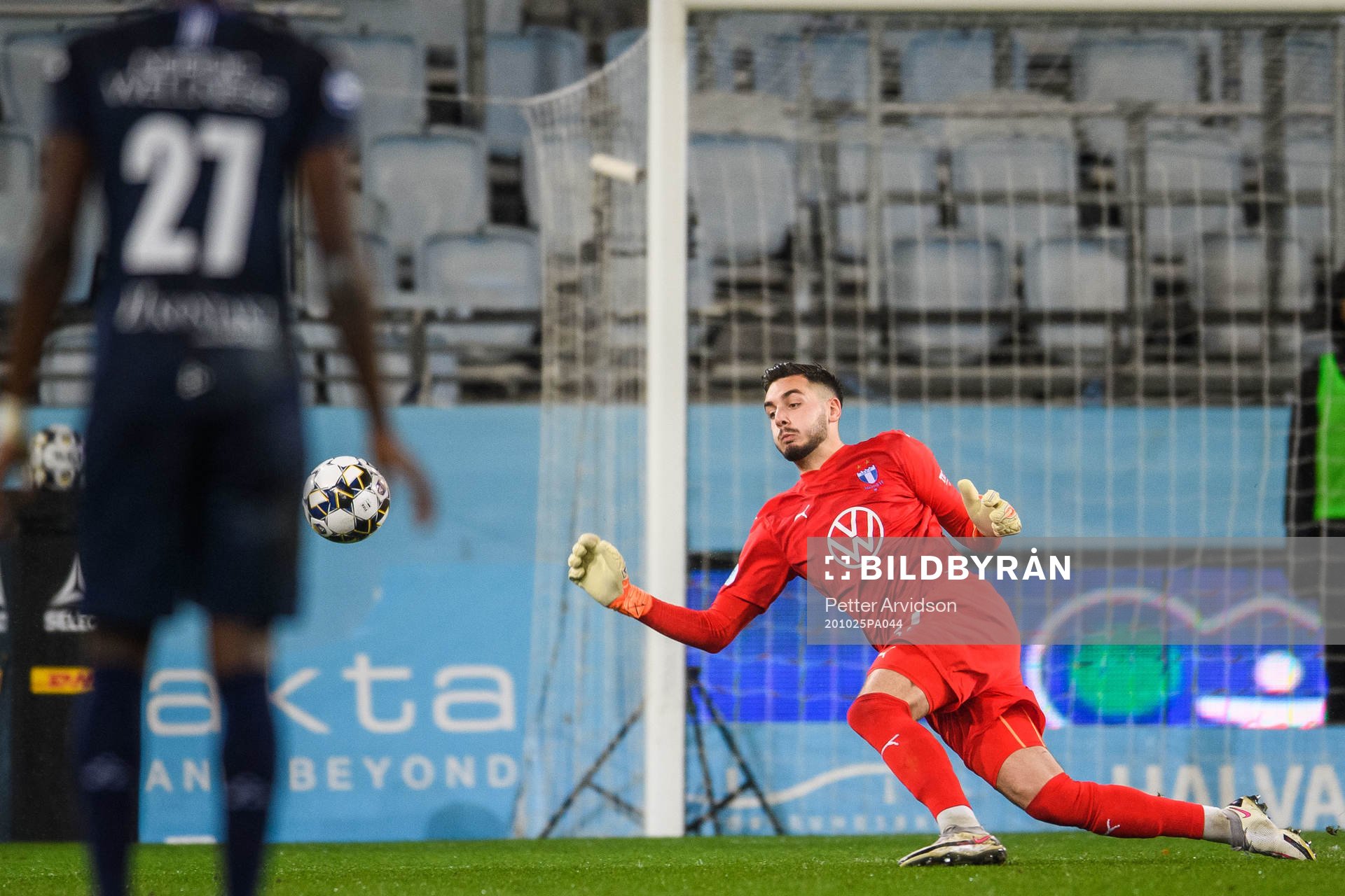 IFK Göteborg Pontus Wernbloom (ej i bild) gör efter denna situation med Malmö FFs målvakt Marko Johansson 1-1 målet under fotbollsmatchen i Allsvenskan mellan Malmö FF och IFK Göteborg den 25 oktober 2020 i Malmö.