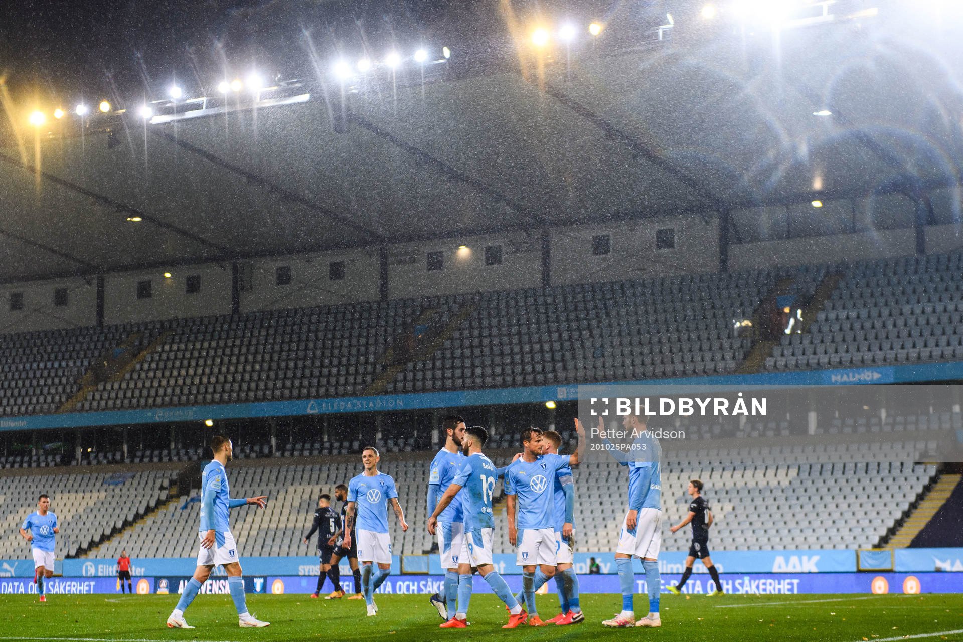 Malmö FFs Ola Toivonen jublar med lagkamrater