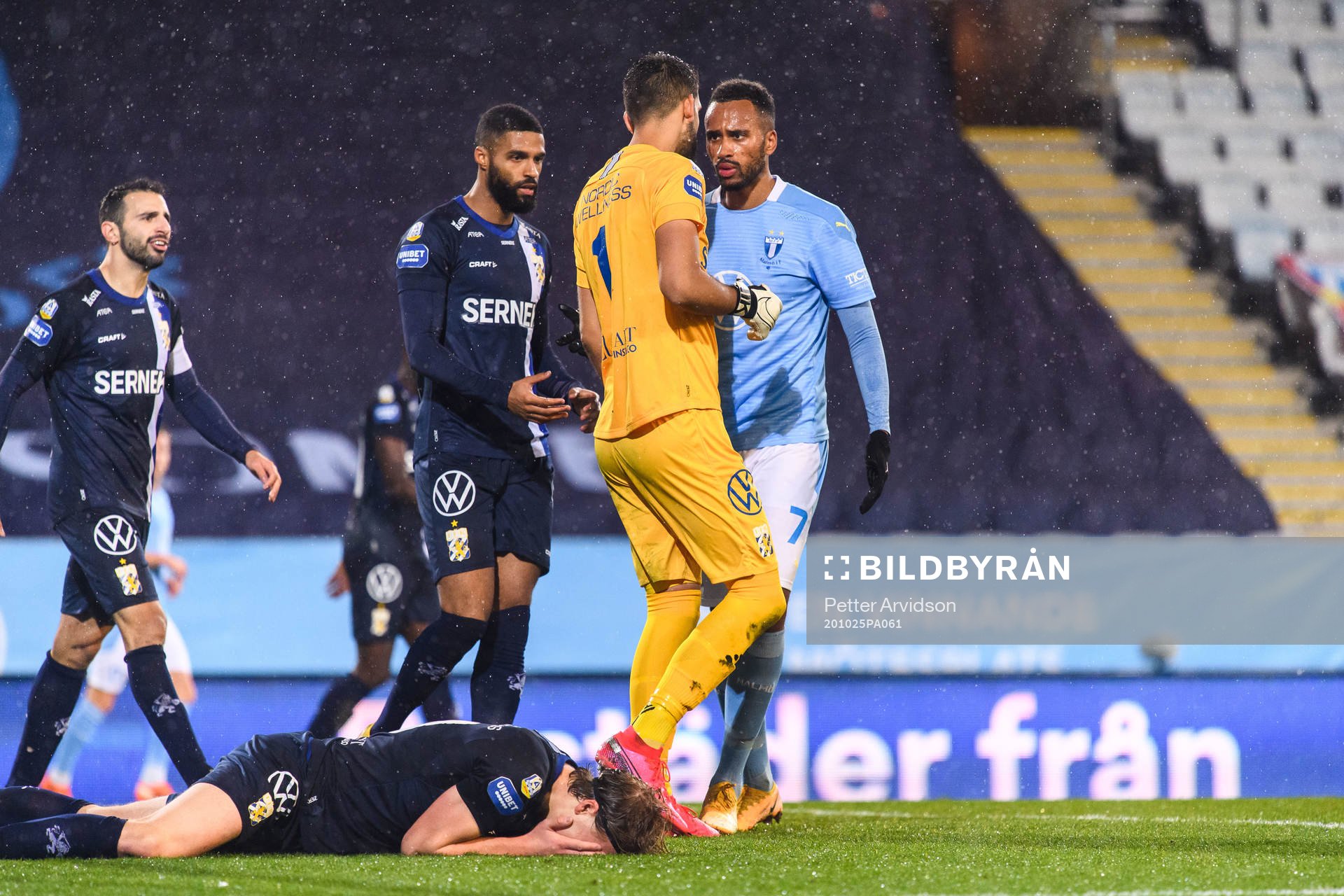 Malmö FFs Isaac Kiese Thelin i dispyt med IFK Göteborg