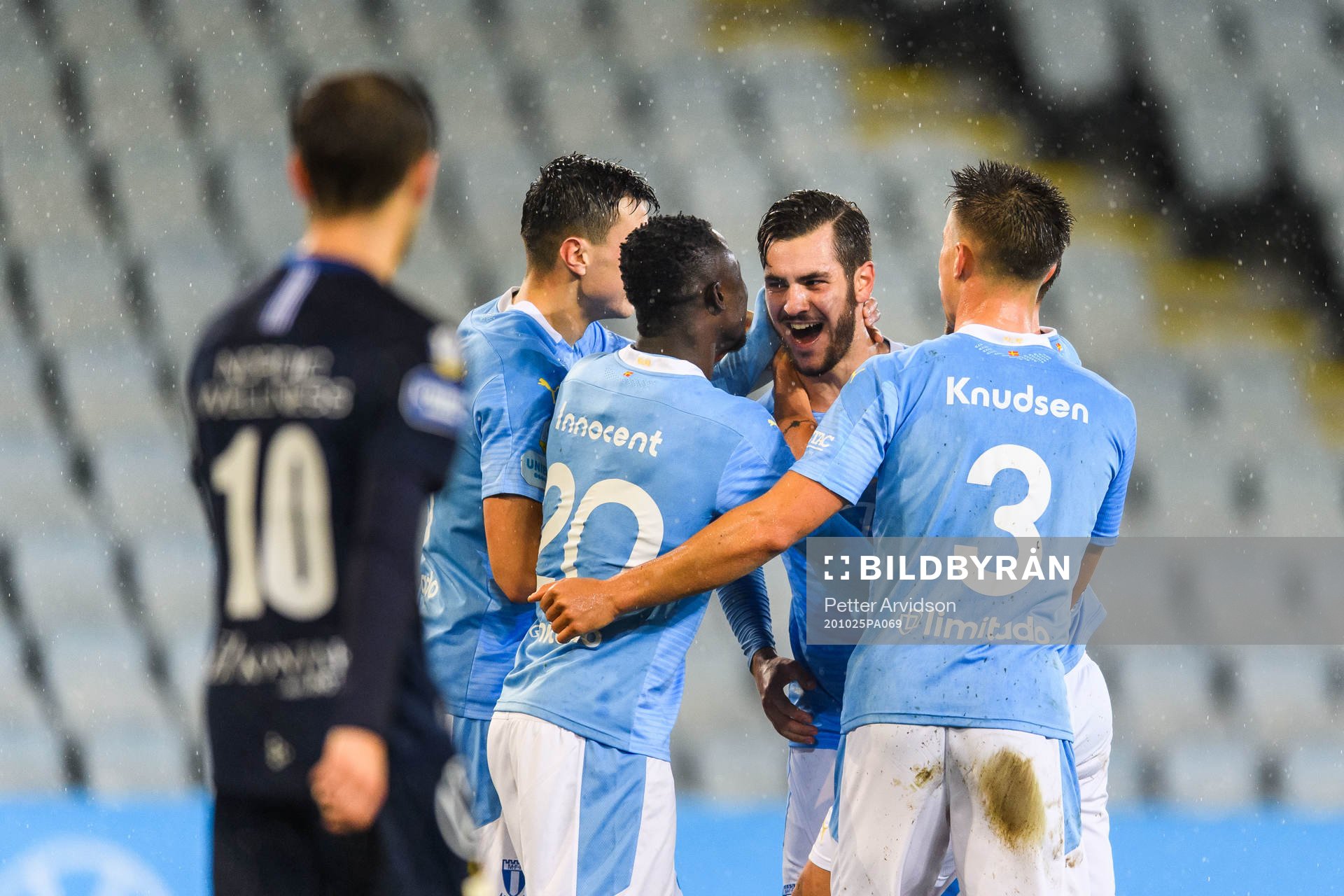 Malmö FFs Adi Nalic jublar med lagkamrater efter 3-1 under fotbollsmatchen i Allsvenskan mellan Malmö FF och IFK Göteborg den 25 oktober 2020 i Malmö.
