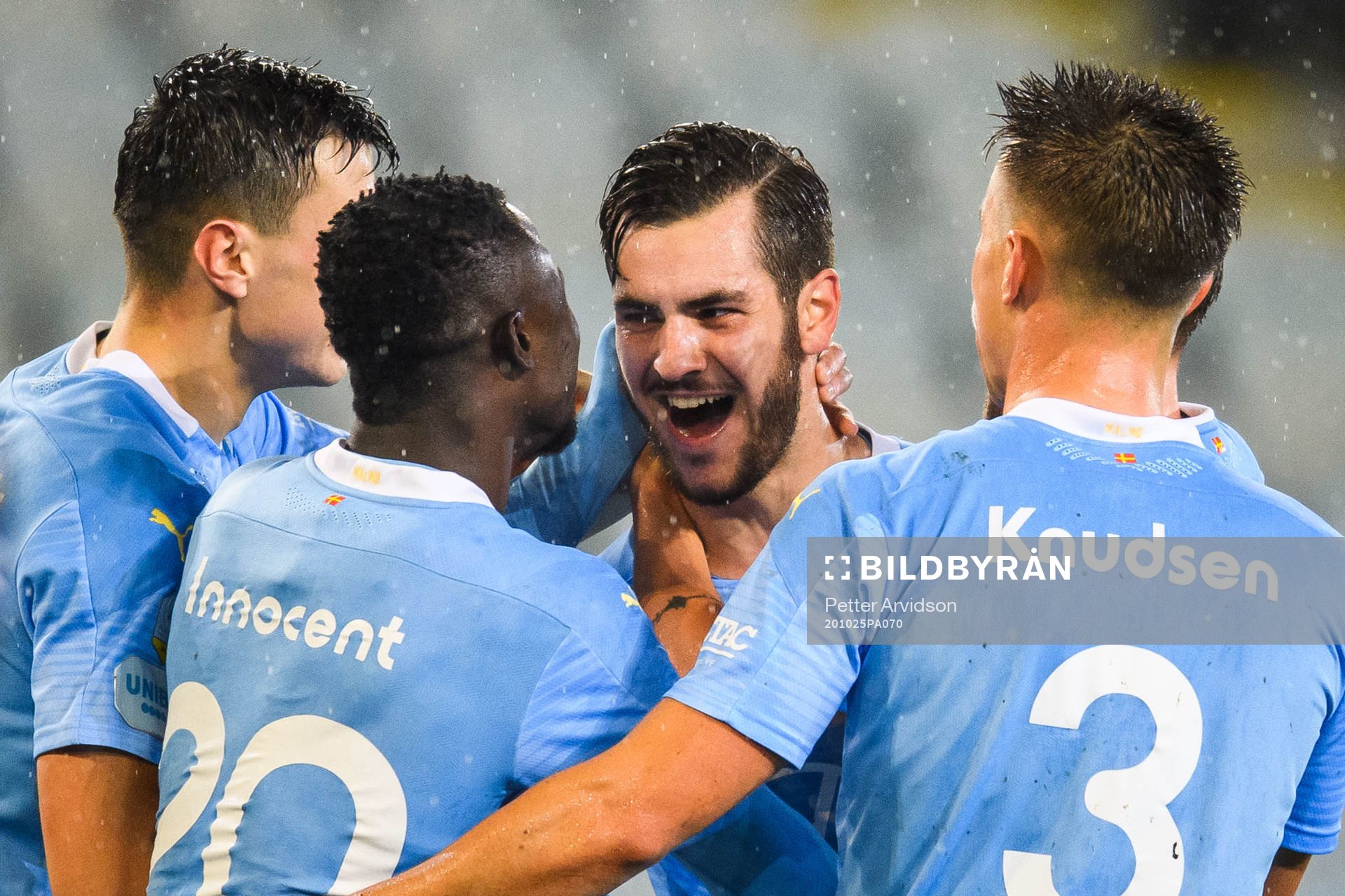 Malmö FFs Adi Nalic jublar med lagkamrater efter 3-1 under fotbollsmatchen i Allsvenskan mellan Malmö FF och IFK Göteborg den 25 oktober 2020 i Malmö.