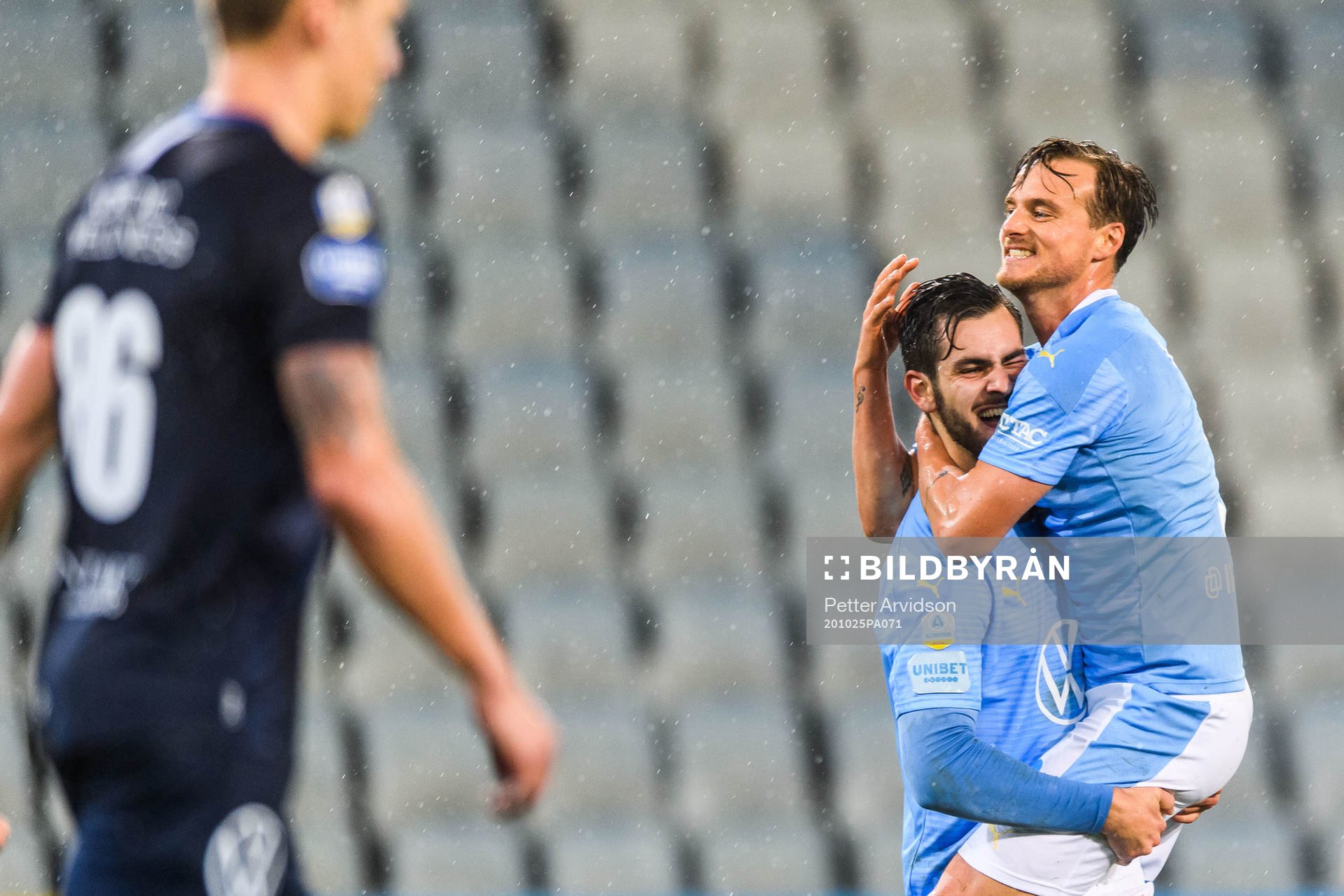 Malmö FFs Adi Nalic jublar med Eric Larsson efter 3-1 under fotbollsmatchen i Allsvenskan mellan Malmö FF och IFK Göteborg den 25 oktober 2020 i Malmö.