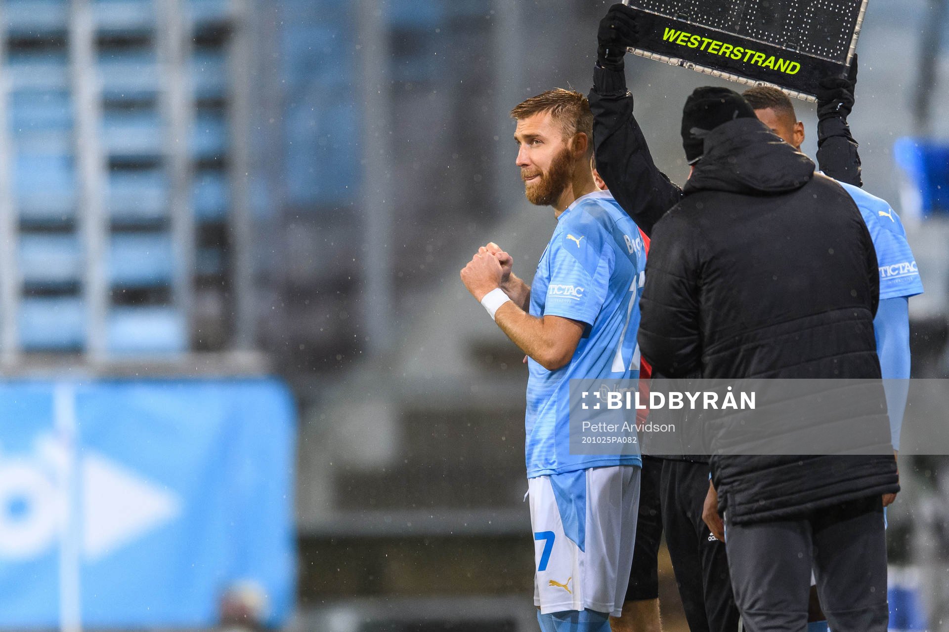 Malmö FFs Rasmus Bengtsson gör sig redo för att bytas in