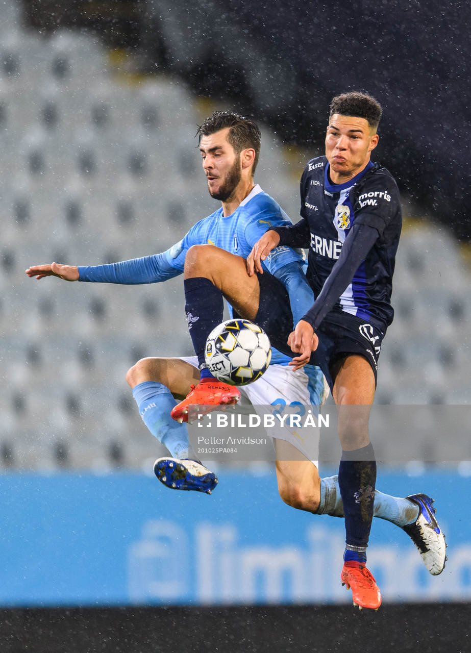 Malmö FFs Adi Nalic och IFK Göteborg Alexander Jallow under fotbollsmatchen i Allsvenskan mellan Malmö FF och IFK Göteborg den 25 oktober 2020 i Malmö.