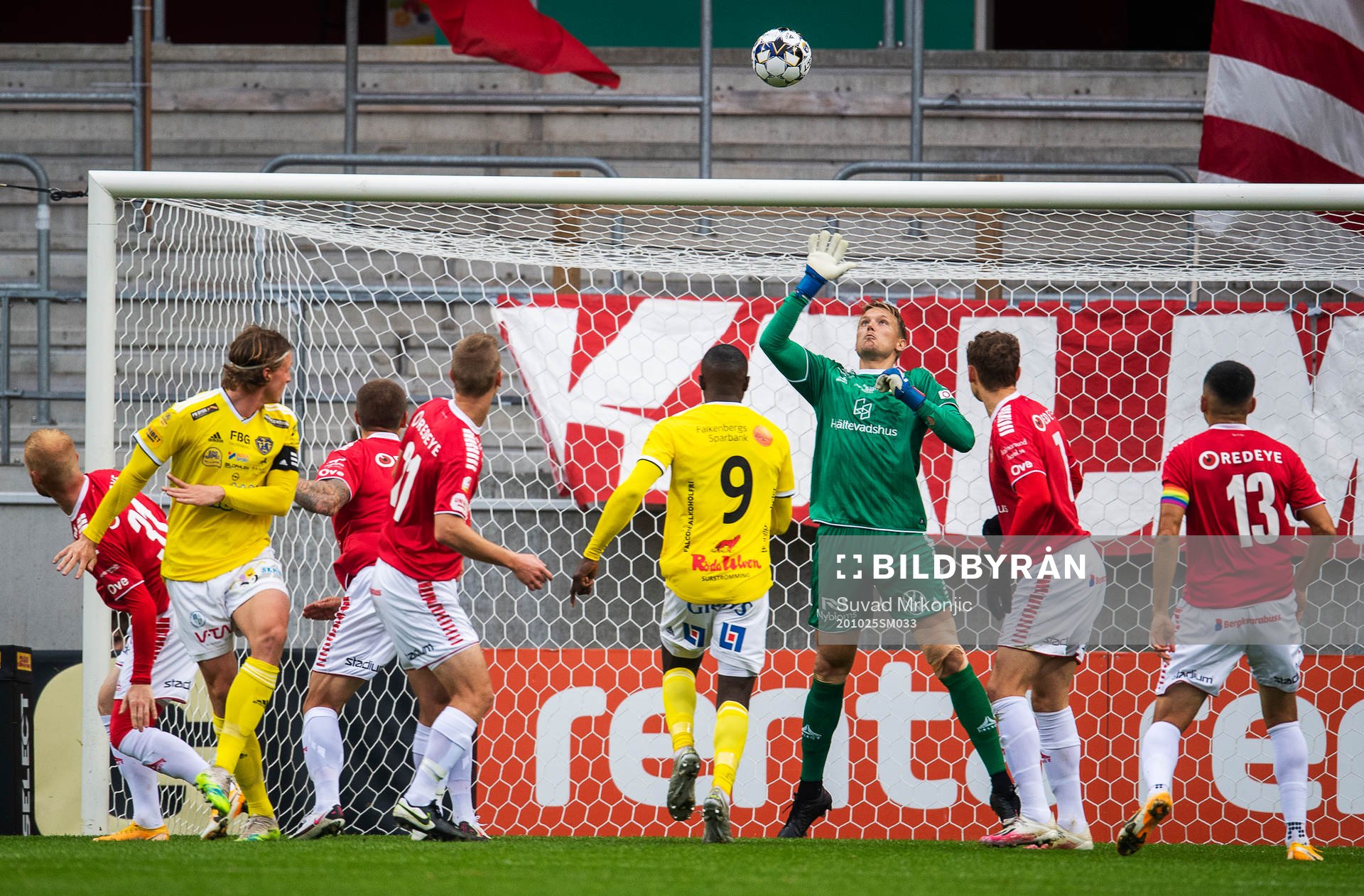 Kalmars målvakt Ole Söderberg räddar Falkenbergs Carl