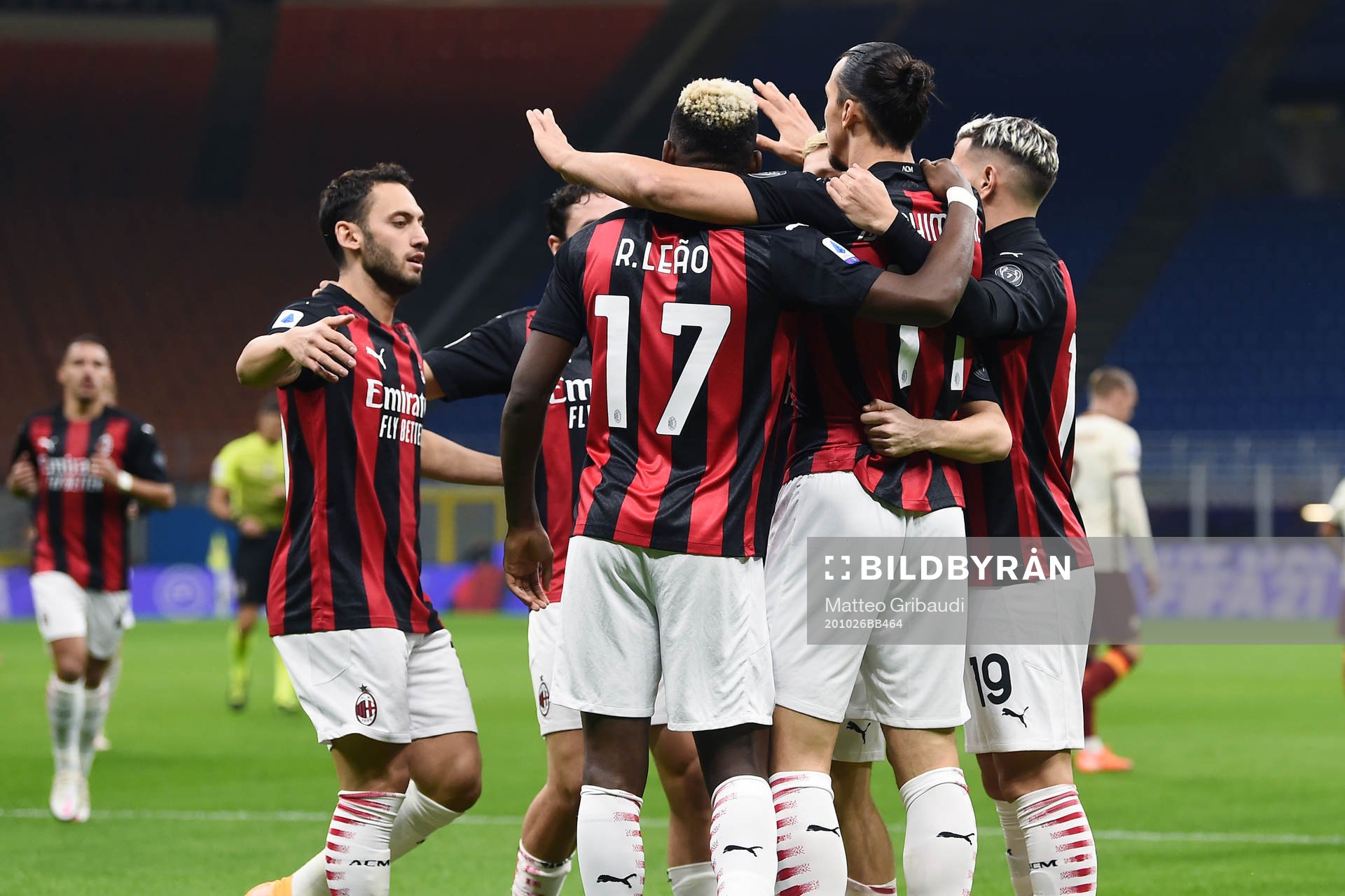 Zlatan Ibrahimovic of Milan celebrate with teammates after scoring the 1-0 goal during the Serie A football match between Milan and Roma on October 26, 2020 in Milan.