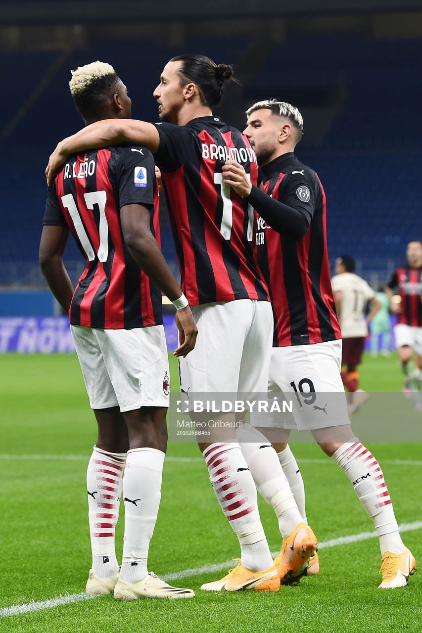 Zlatan Ibrahimovic of Milan celebrate with teammates after scoring the 1-0 goal during the Serie A football match between Milan and Roma on October 26, 2020 in Milan.