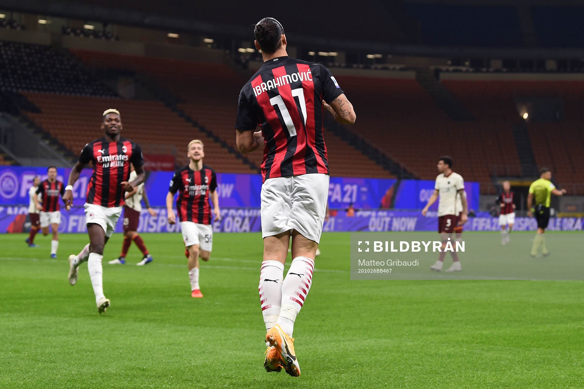 Zlatan Ibrahimovic of Milan celebrate with teammates after scoring the 1-0 goal during the Serie A football match between Milan and Roma on October 26, 2020 in Milan.