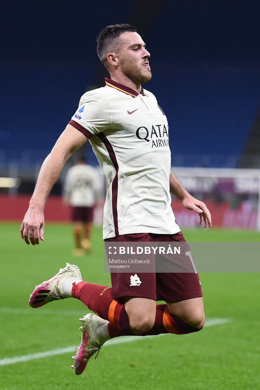Jordan Veretout of Roma celebrates