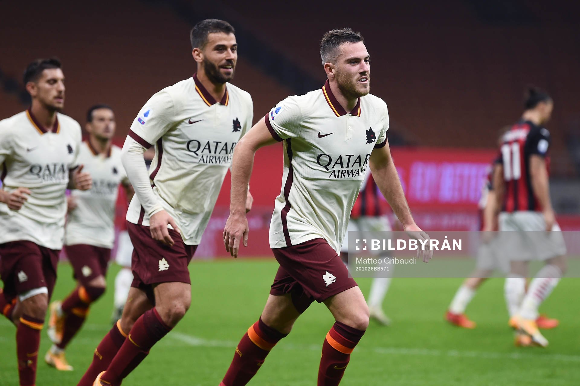 Jordan Veretout of Roma celebrates
