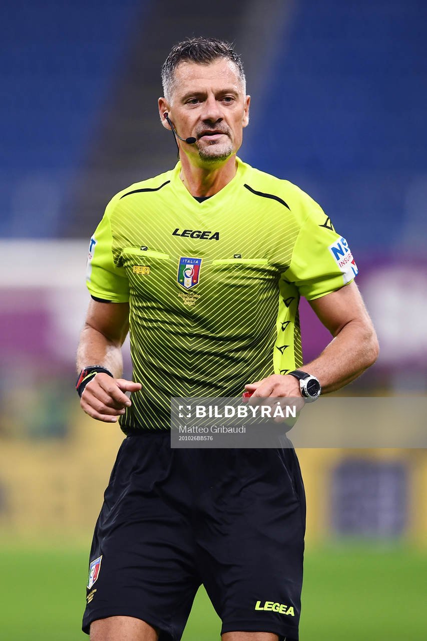 Referee Piero Giacomelli
