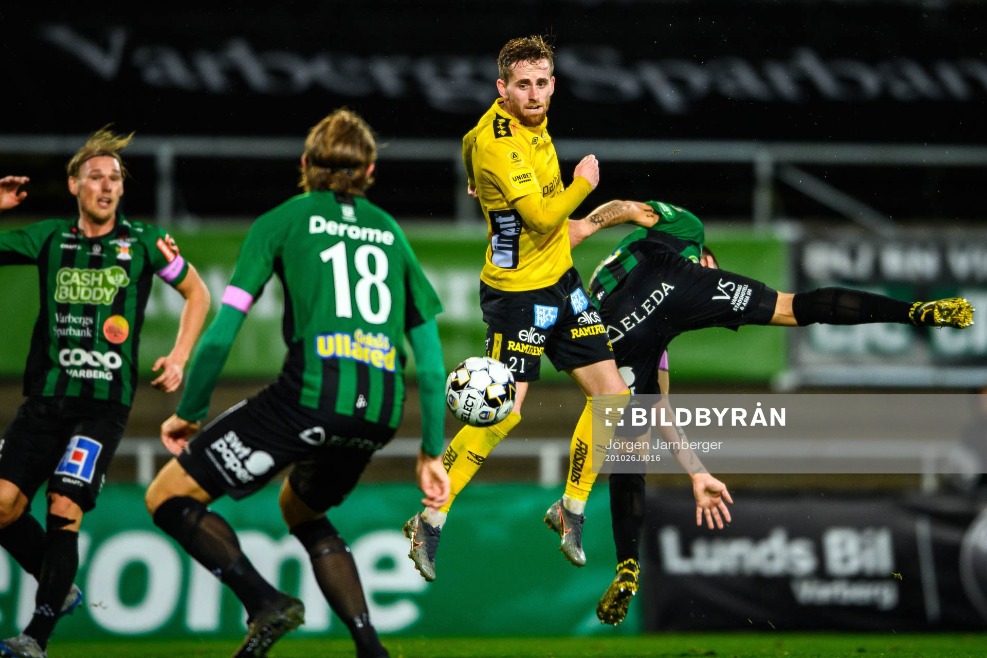 Elfsborgs Rasmus Alm i kamp med Varbergs Jon Birkfeldt under fotbollsmatchen i Allsvenskan mellan Varberg och Elfsborg den 26 oktober 2020 i Varberg.