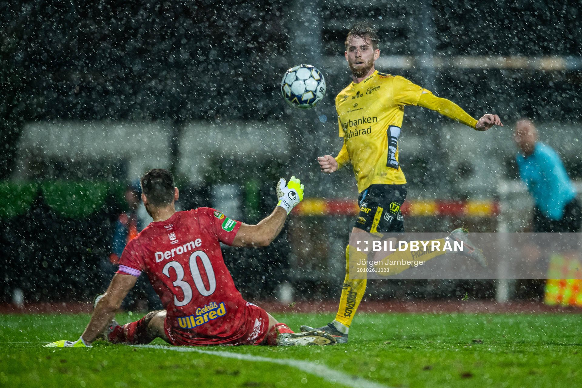 Elfsborgs Rasmus Alm lobbar bollen över Varbergs målvakt