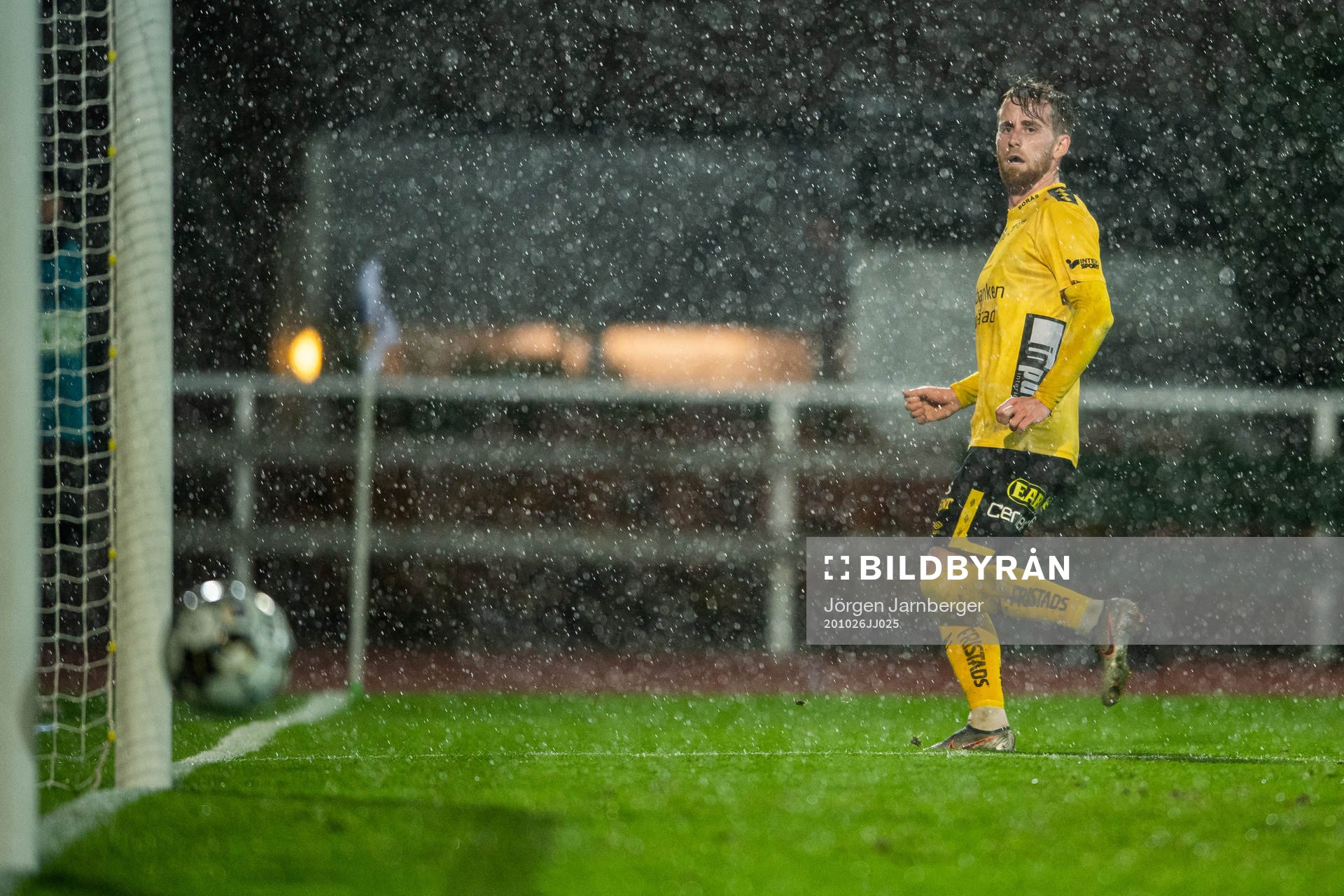 Elfsborgs Rasmus Alm ser bollen rulla strax utanför målet