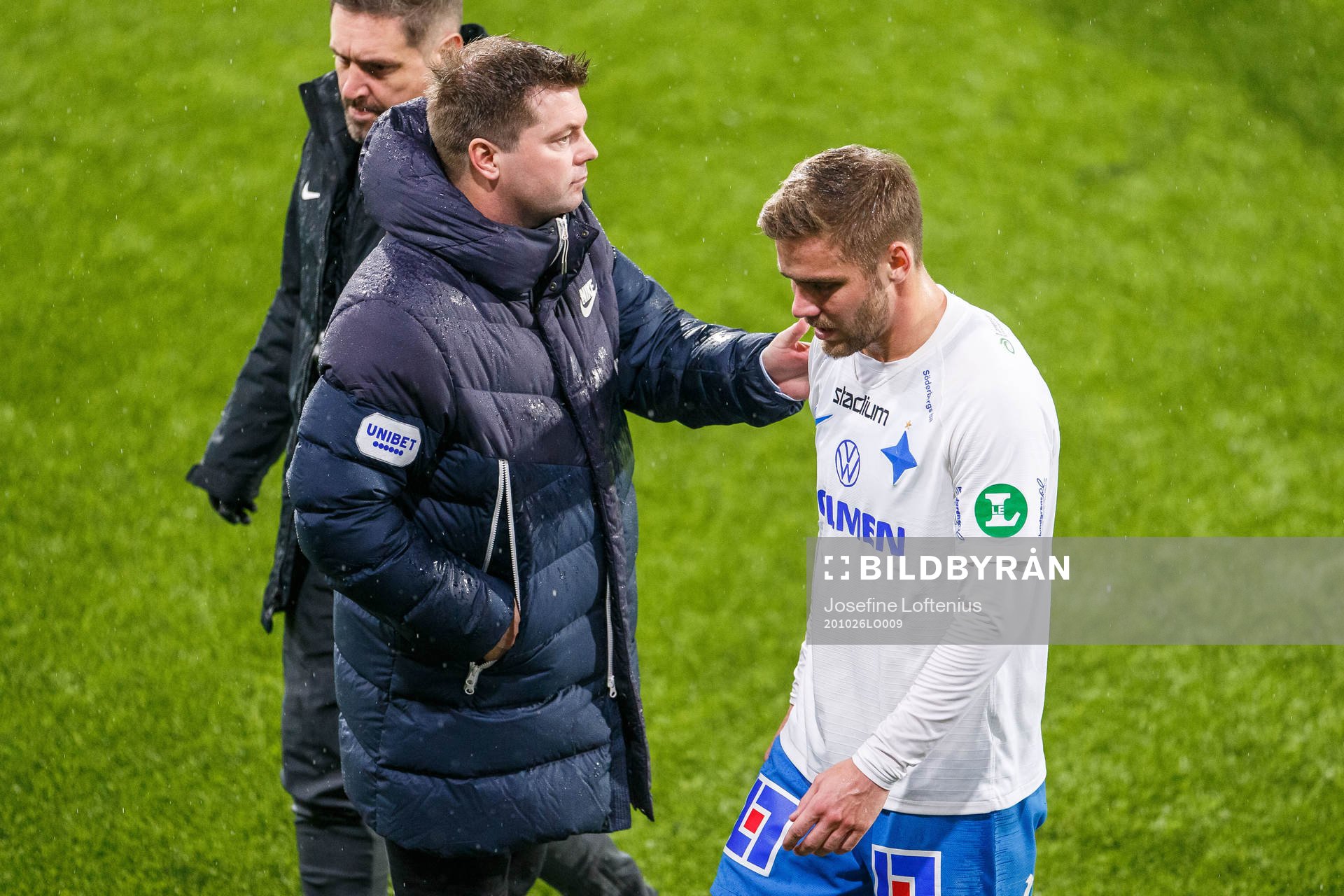 IFK Norrköpings tränare Jens Gustafsson klappar om Christoffer Nyman som lämnar planen efter skada under fotbollsmatchen i Allsvenskan mellan IFK Norrköping och AIK den 26 oktober 2020 i Norrköping.