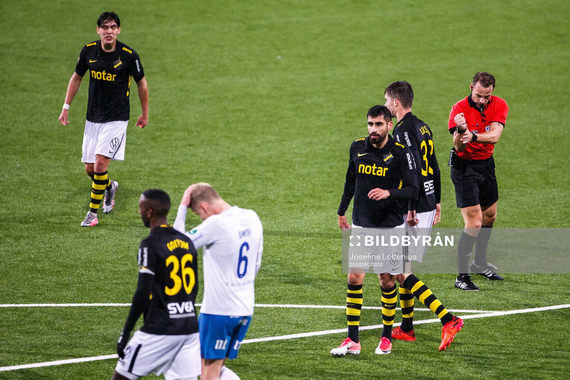 Domare Kristoffer Karlsson dömmer straff till AIK