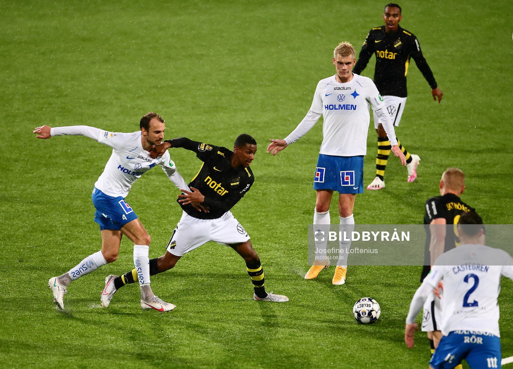 s Paulos Abraham i duell intill IFK Norrköpings Eric Smith