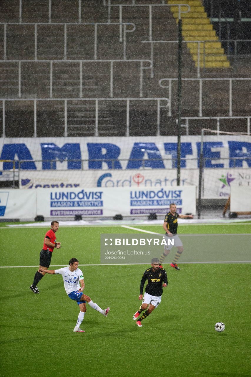 IFK Norrköpings Simon Thern spelar bollen på ett regnigt