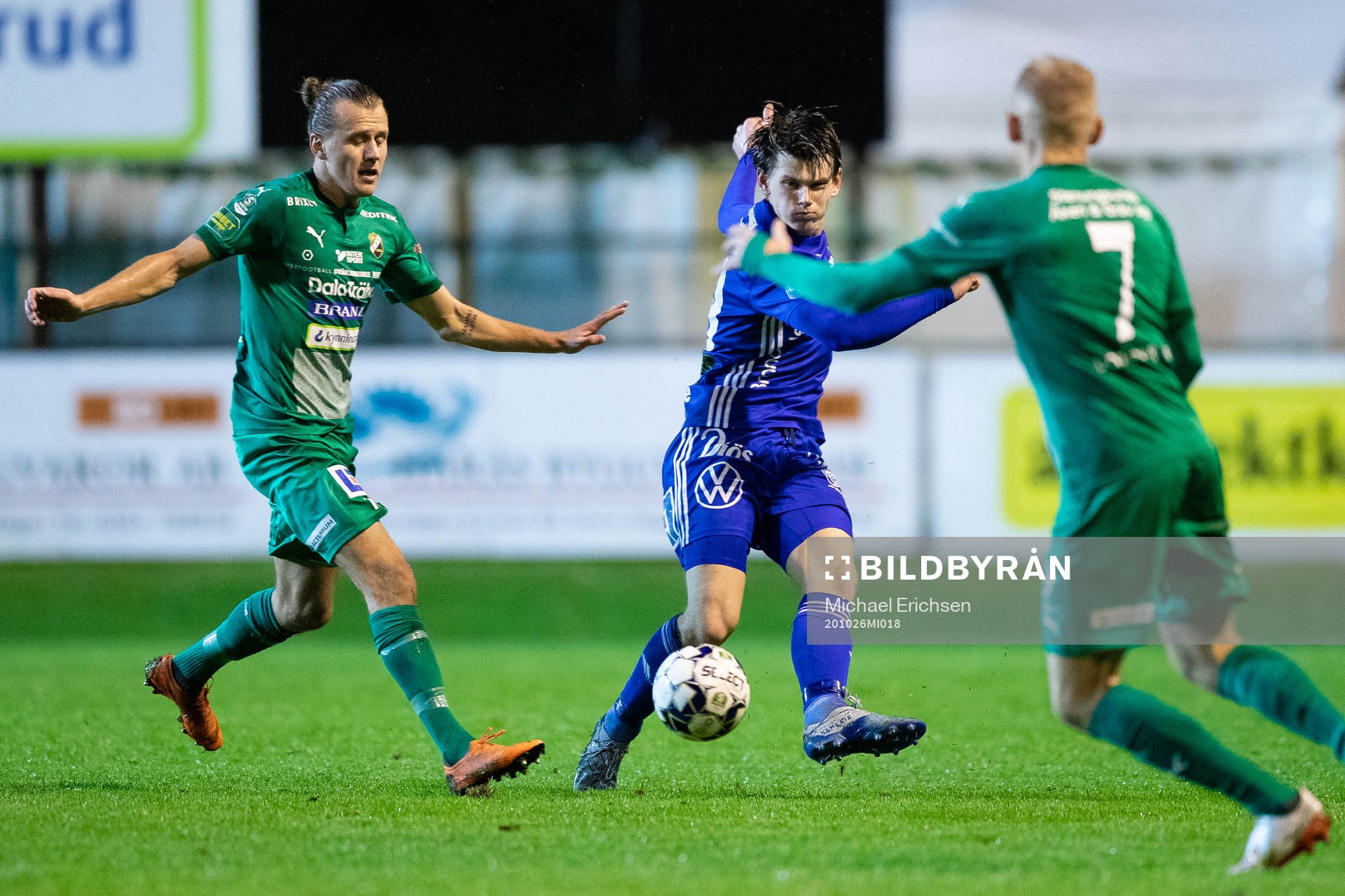 Ljungskiles Jesper Westermark och Sundsvalls Teodor Stenshagen under fotbollsmatchen i Superettan mellan Ljungskile och GIF Sundsvall den 26 oktober 2020 i Ljungskile.