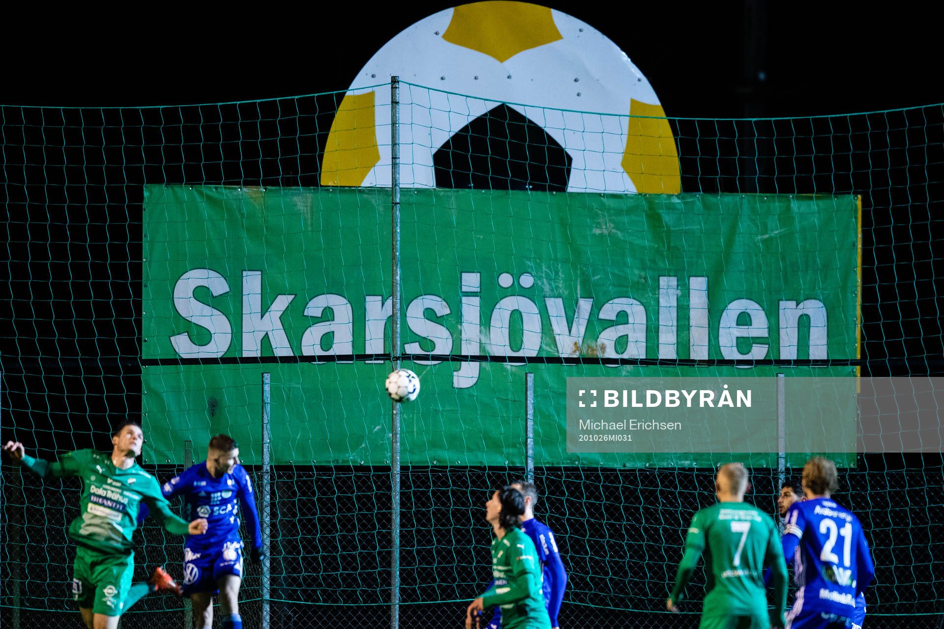En banderoll med arenanamnet Skarsjövallen på